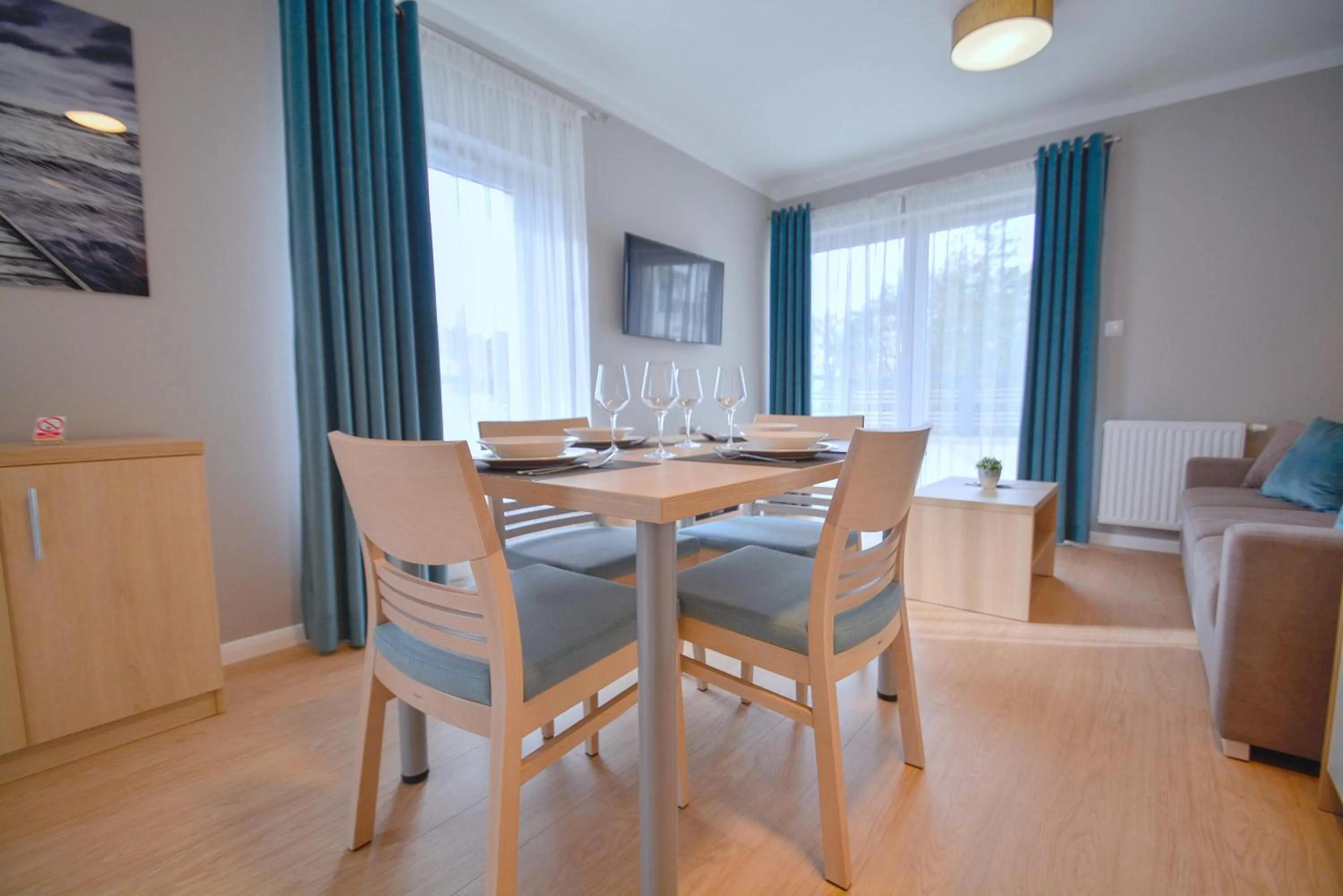 Dining area in Osiedle Cesarskie Apartamenty - Parking - Apartamenty Bryza