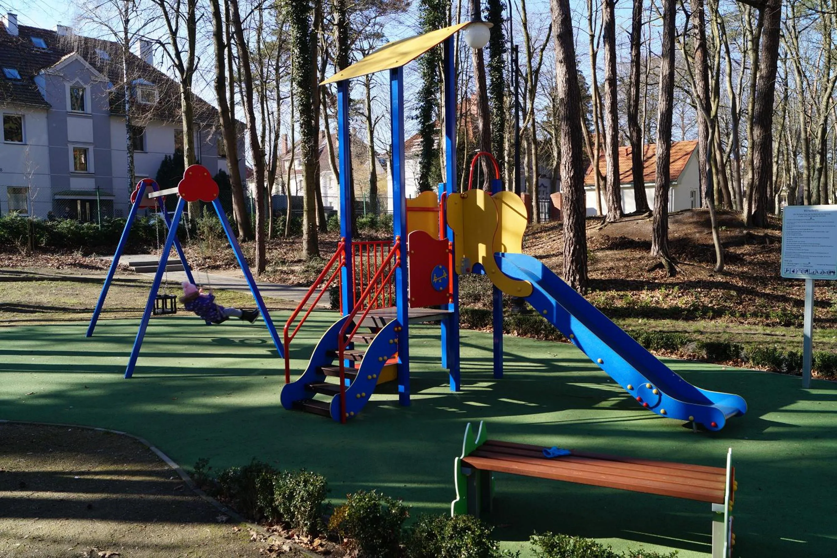 Children play ground in Osiedle Cesarskie Apartamenty - Parking - Apartamenty Bryza