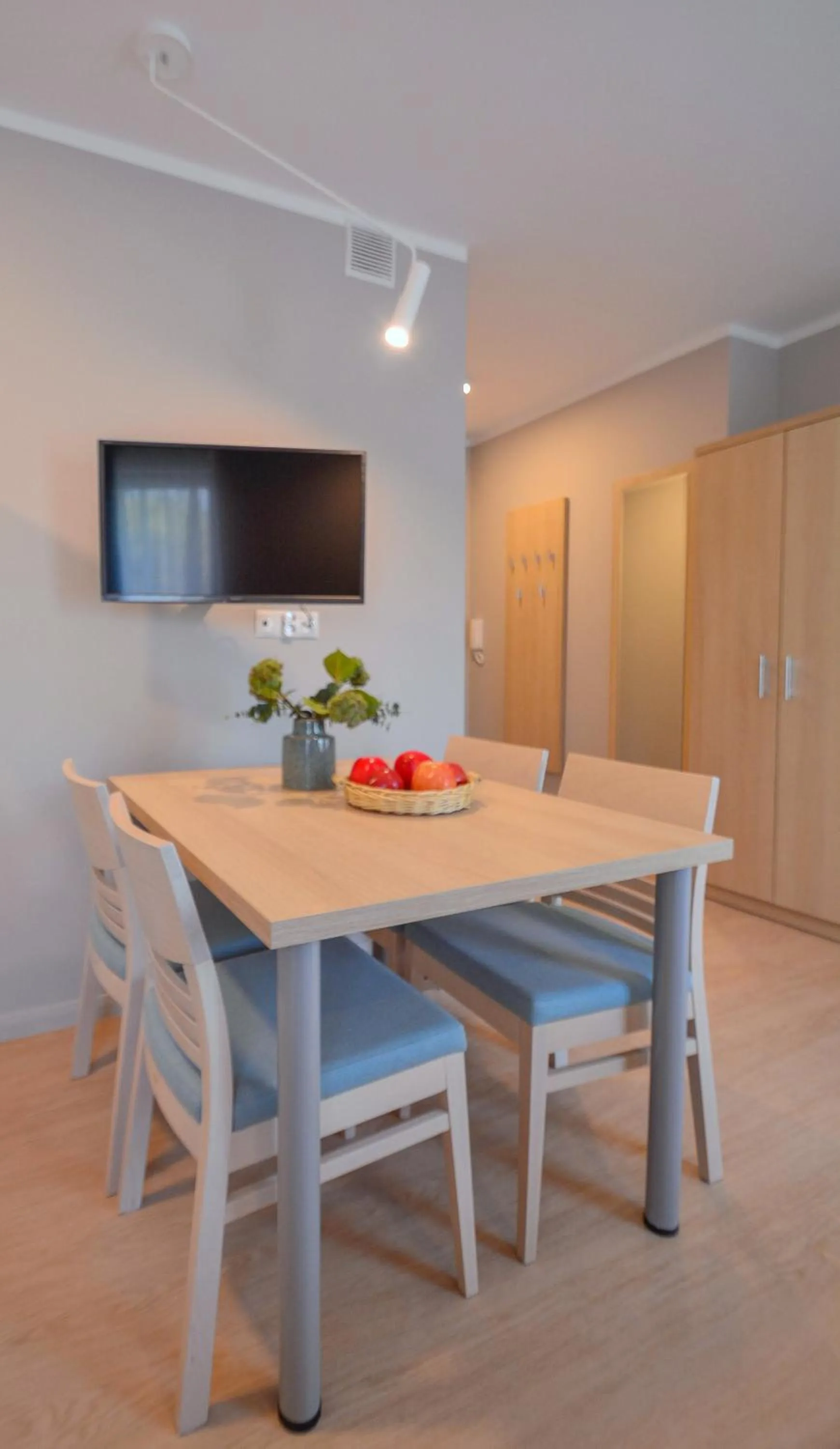 Dining area in Osiedle Cesarskie Apartamenty - Parking - Apartamenty Bryza