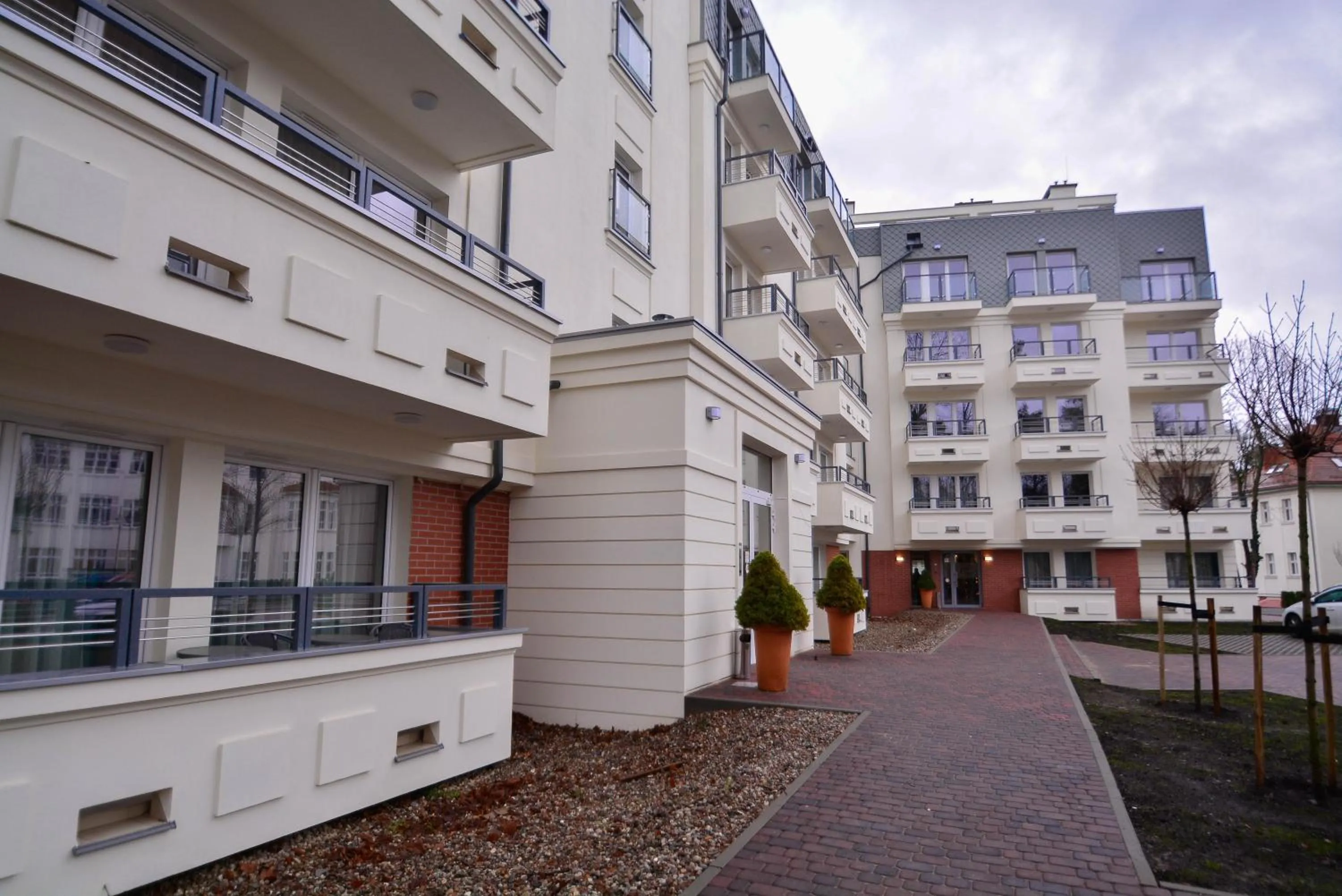 Property building in Osiedle Cesarskie Apartamenty - Parking - Apartamenty Bryza