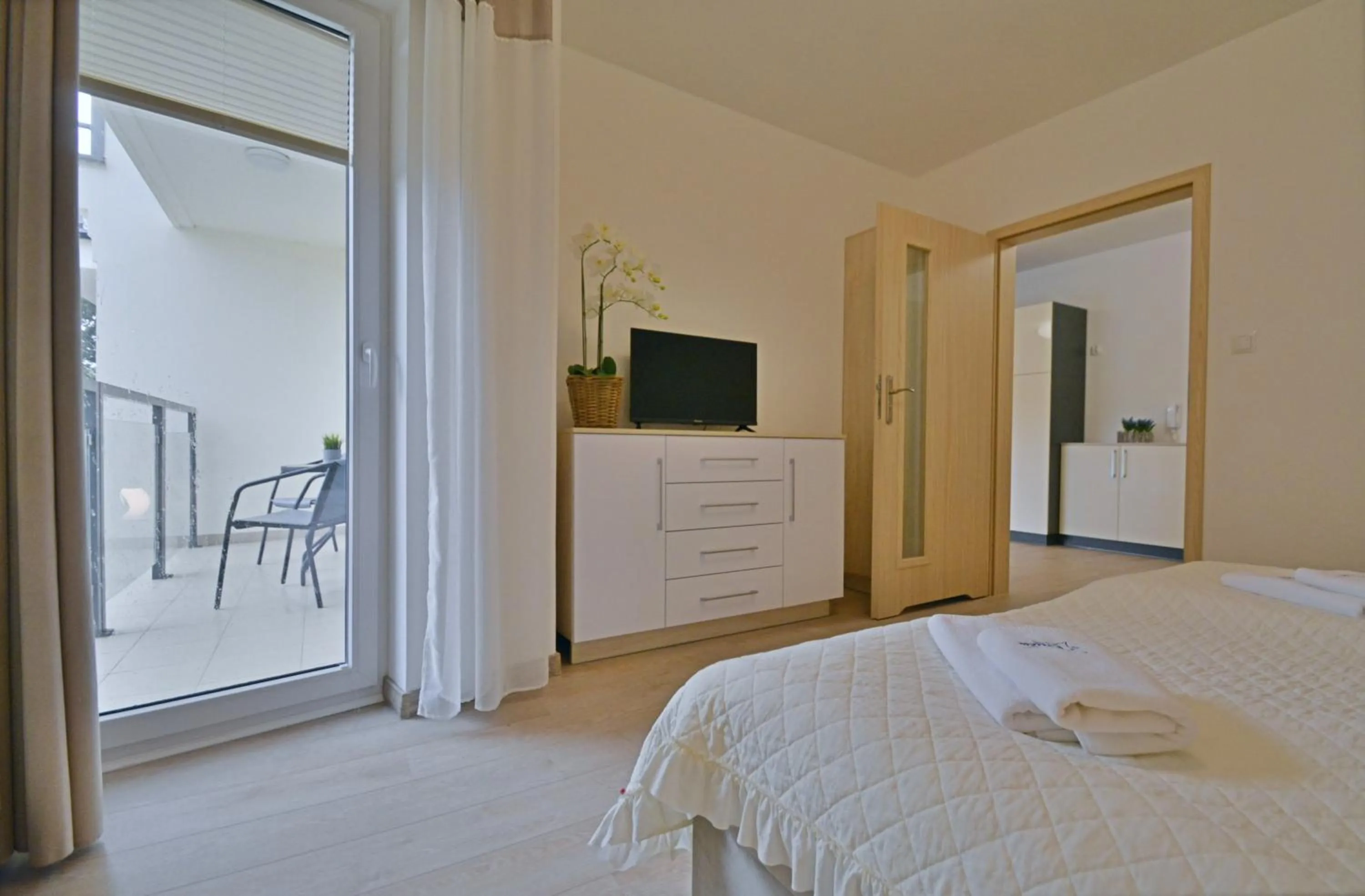 Bed in Osiedle Cesarskie Apartamenty - Parking - Apartamenty Bryza