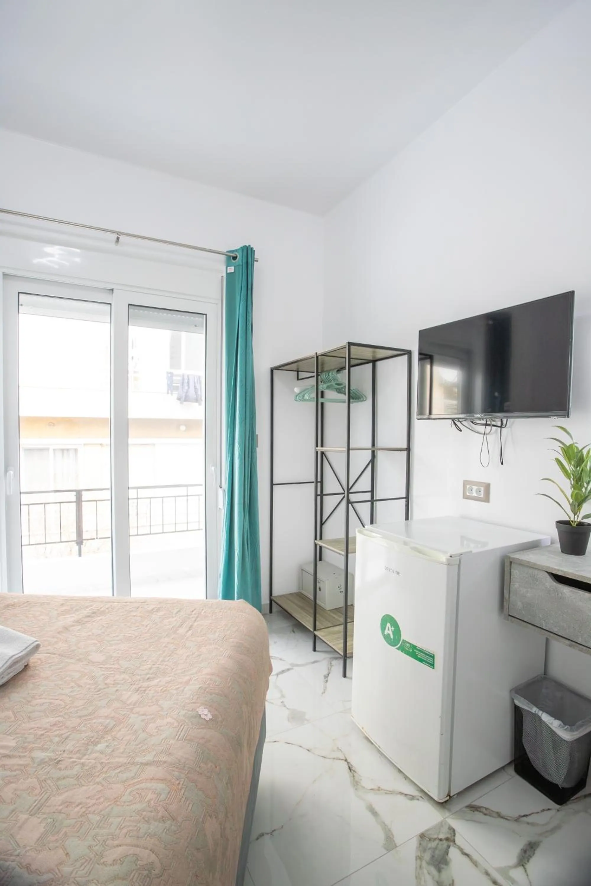 Communal lounge/ TV room, Bed in Star Hotel