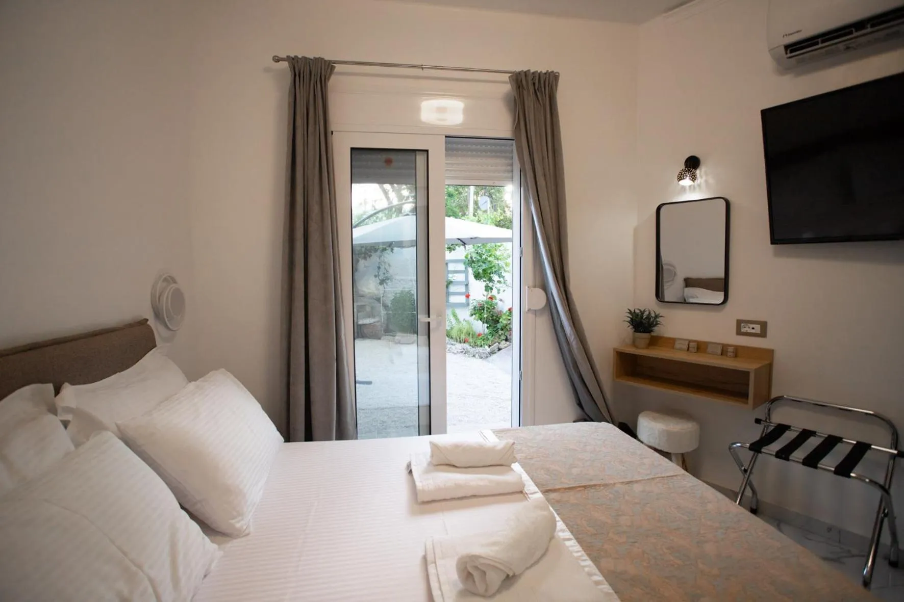 Photo of the whole room, Bed in Star Hotel