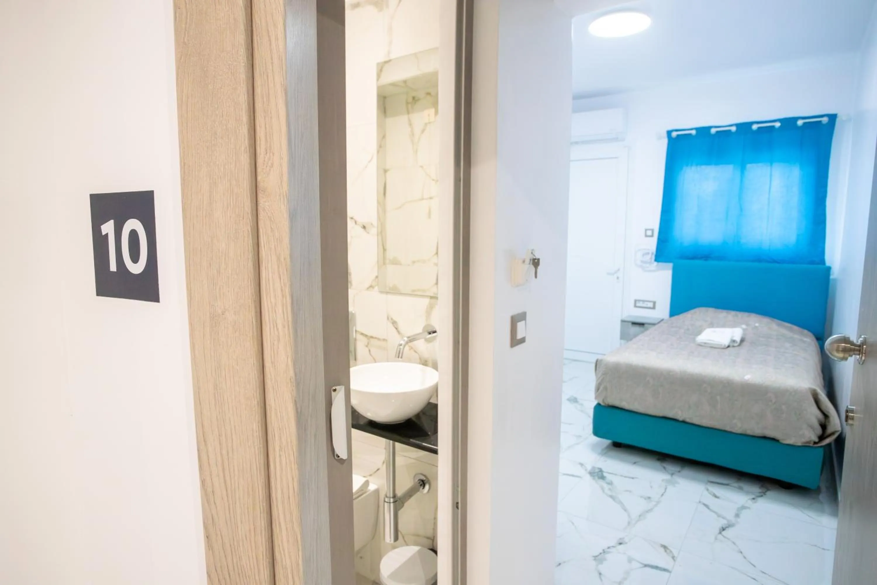 Toilet, Bed in Star Hotel