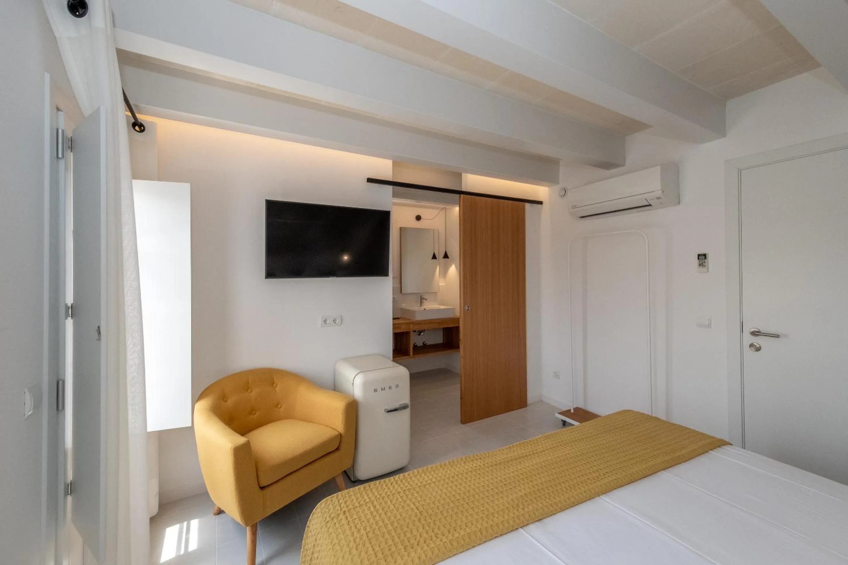 Photo of the whole room, Bed in Hotel m - 27