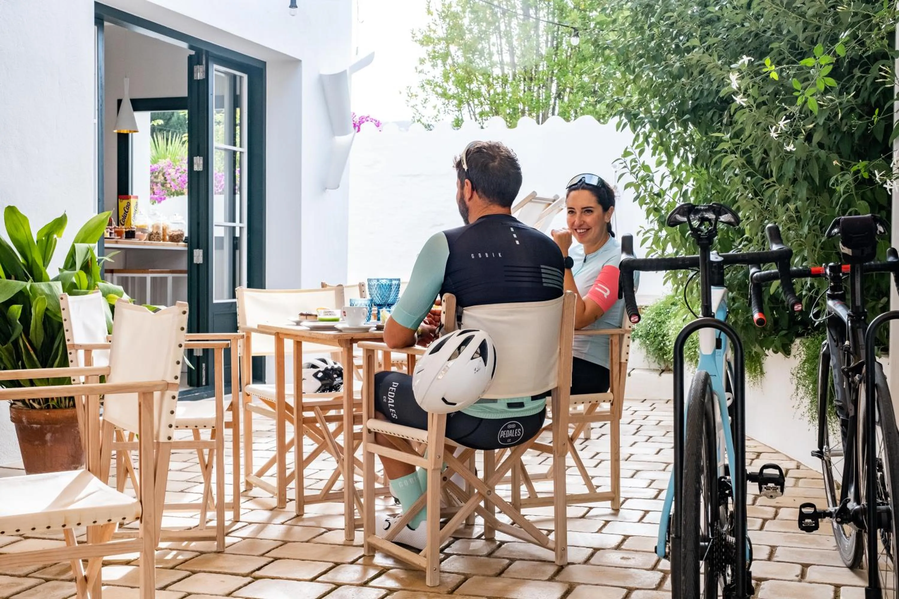 People in Hotel m - 27