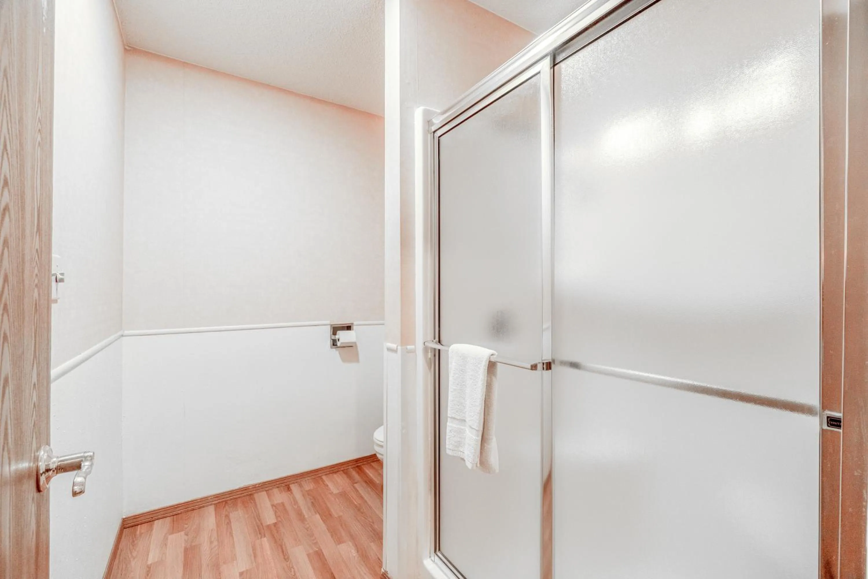 Bathroom in Hotel O Eureka Springs - Christ of Ozark Area