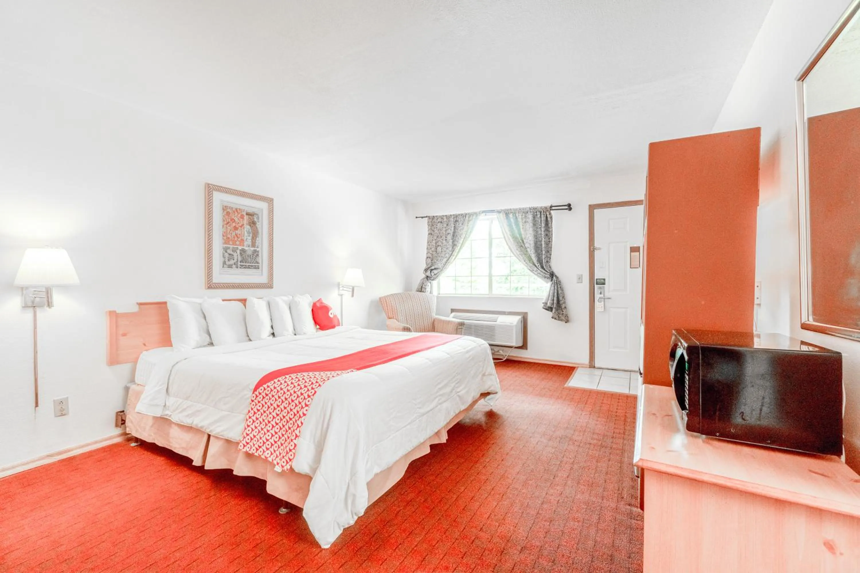 Bedroom, Bed in Hotel O Eureka Springs - Christ of Ozark Area