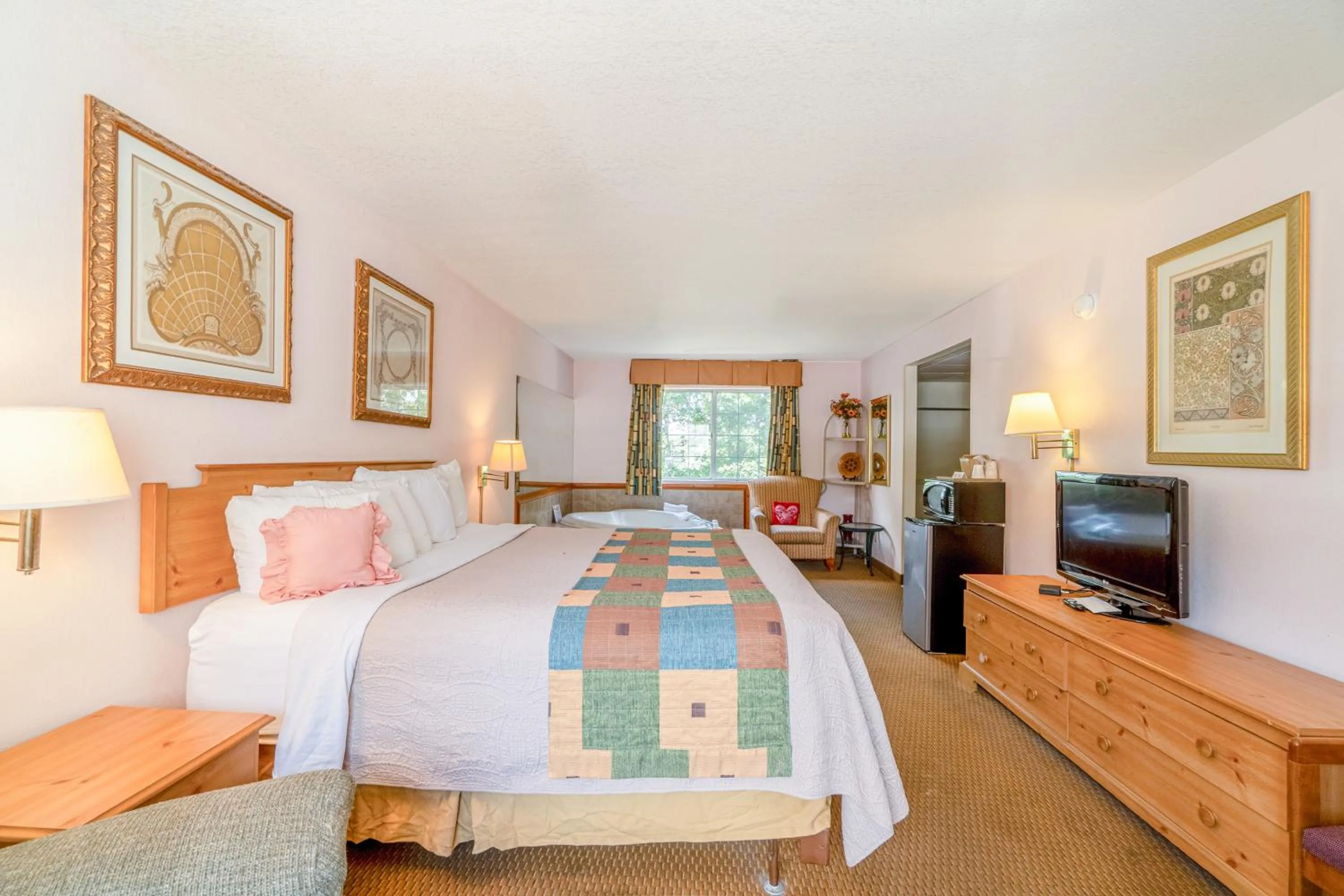 Bedroom, Bed in Hotel O Eureka Springs - Christ of Ozark Area