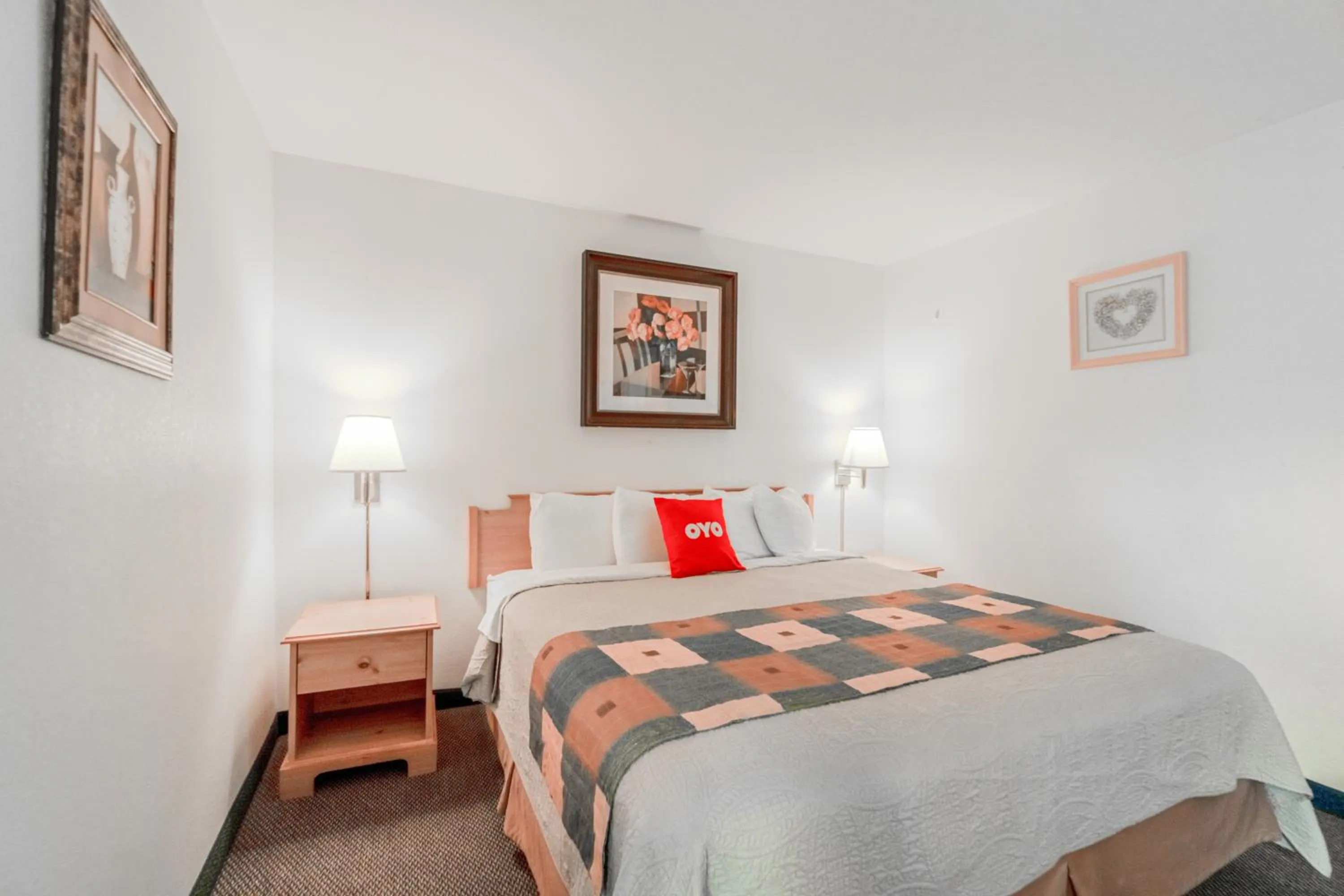 Bedroom, Bed in Hotel O Eureka Springs - Christ of Ozark Area