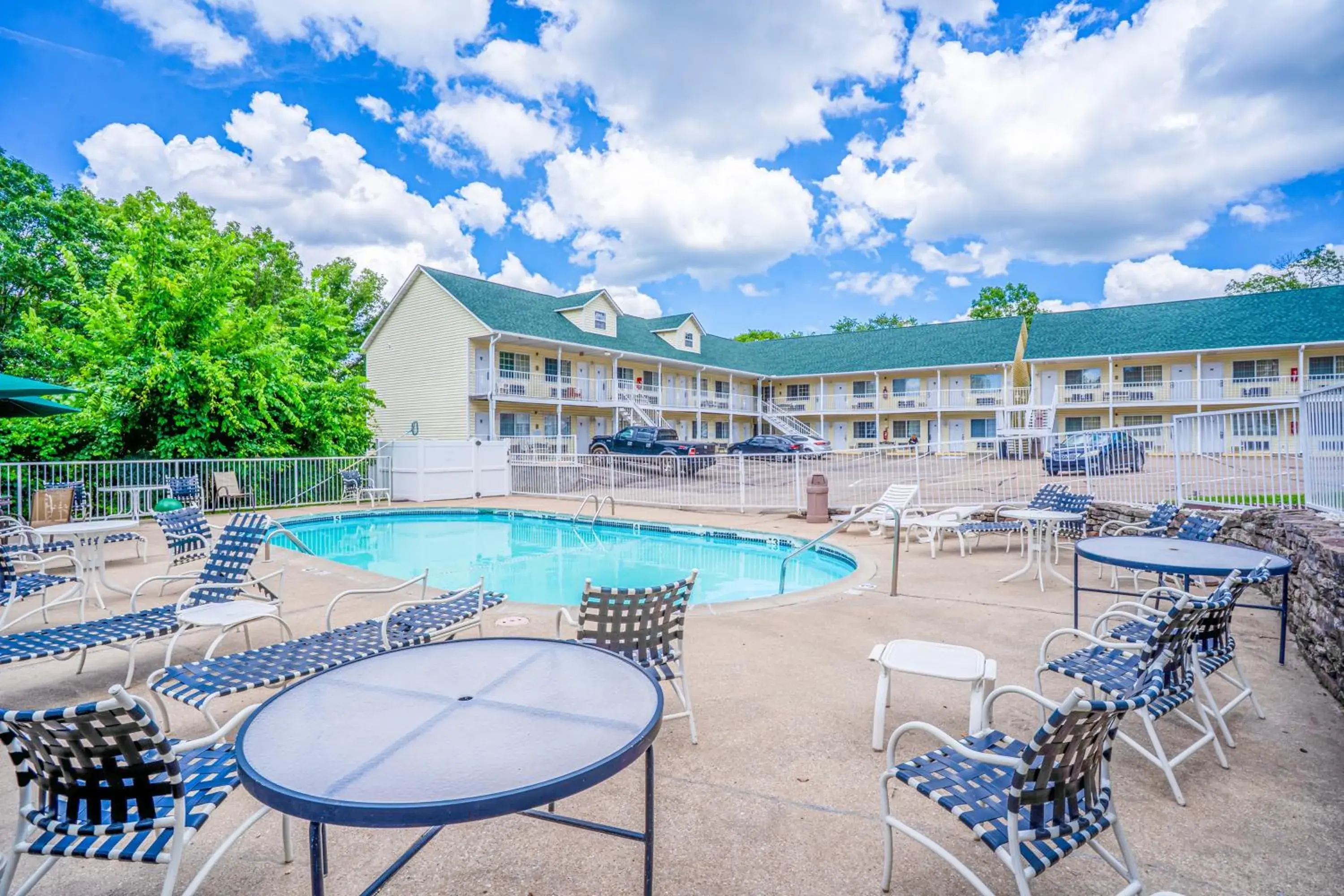 Swimming pool in Hotel O Eureka Springs - Christ of Ozark Area Swimming pool in Hotel O Eureka Springs - Christ of Ozark Area