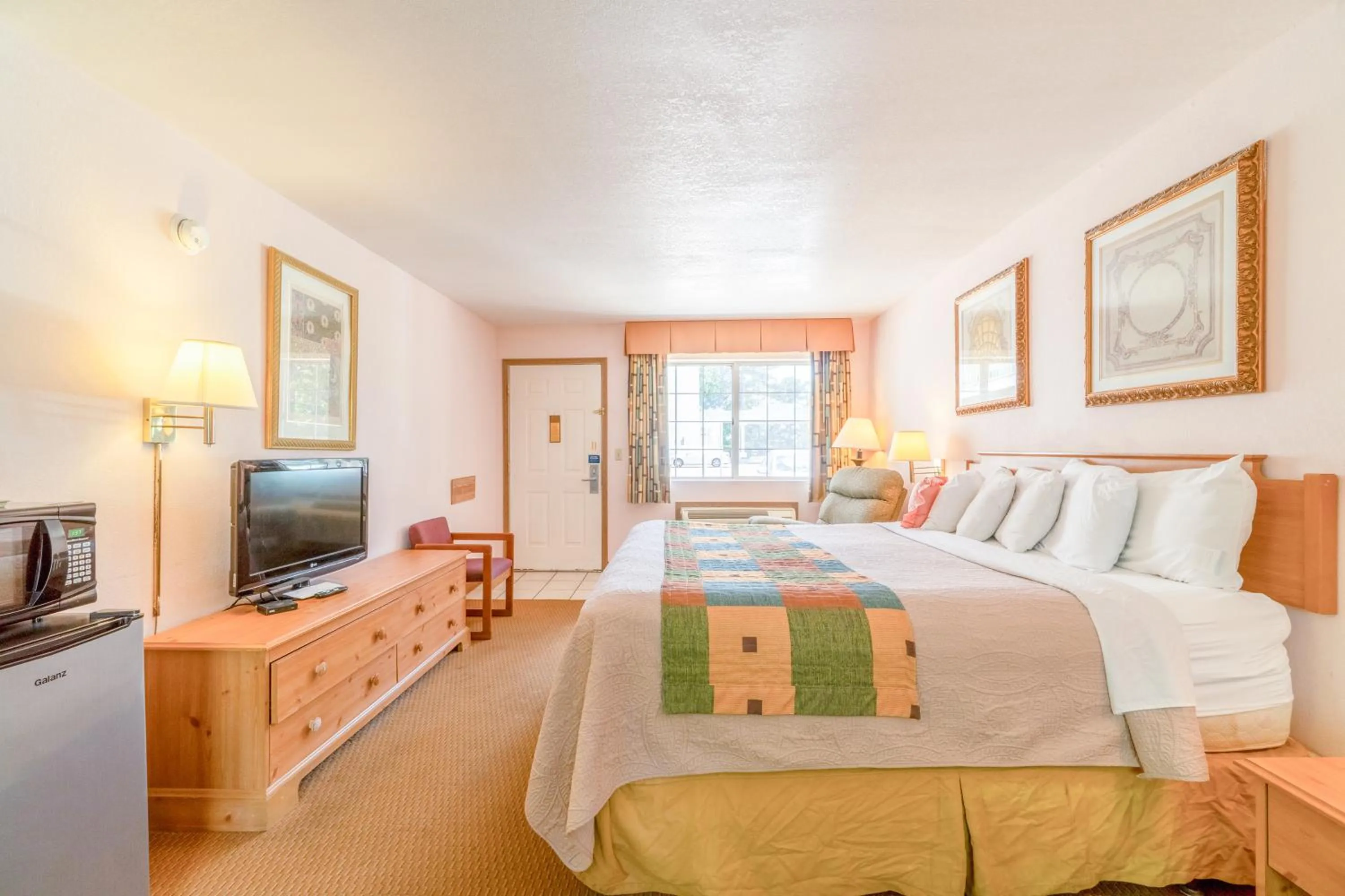 Bedroom, Bed in Hotel O Eureka Springs - Christ of Ozark Area