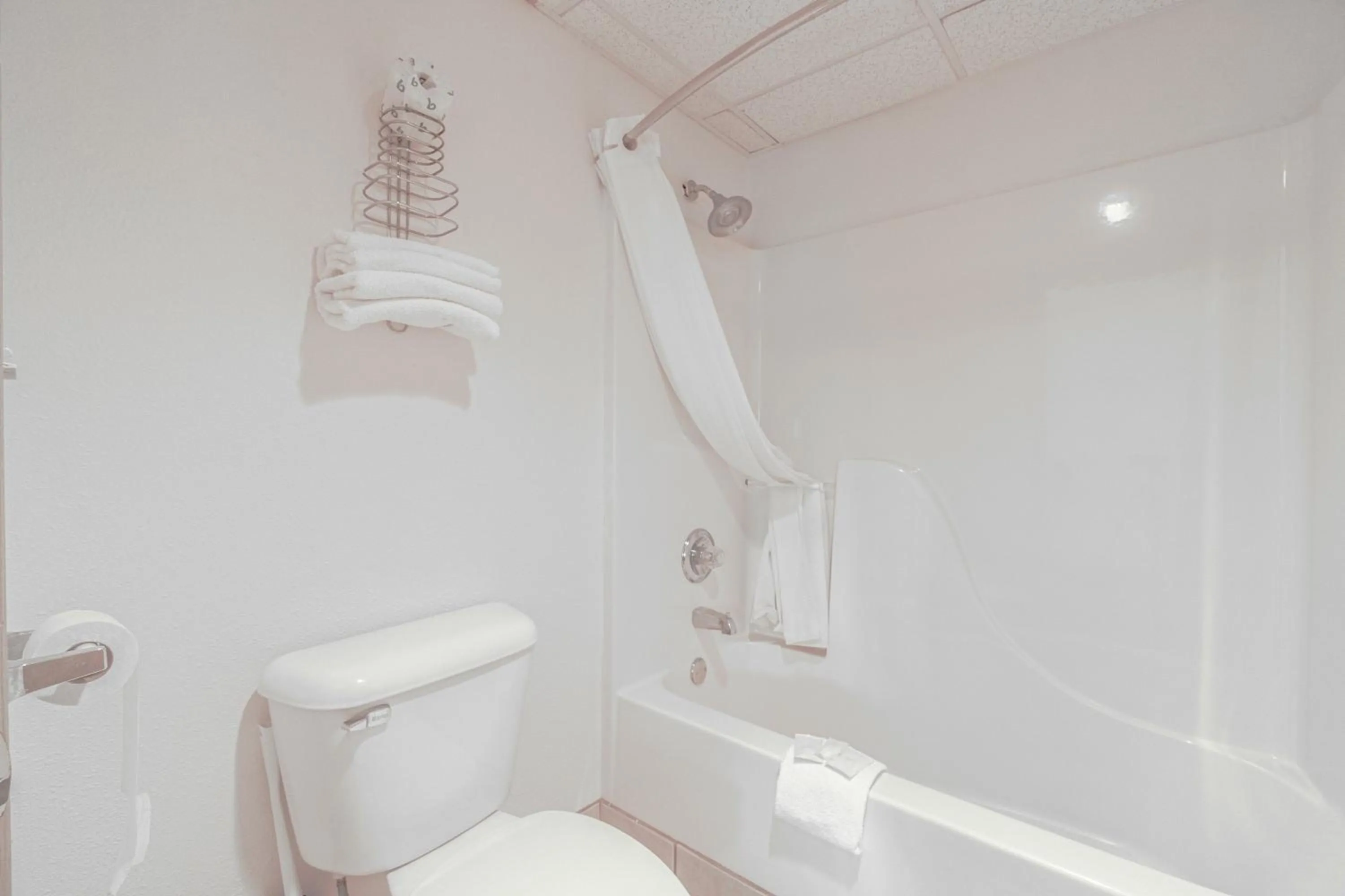 Bathroom in Hotel O Eureka Springs - Christ of Ozark Area