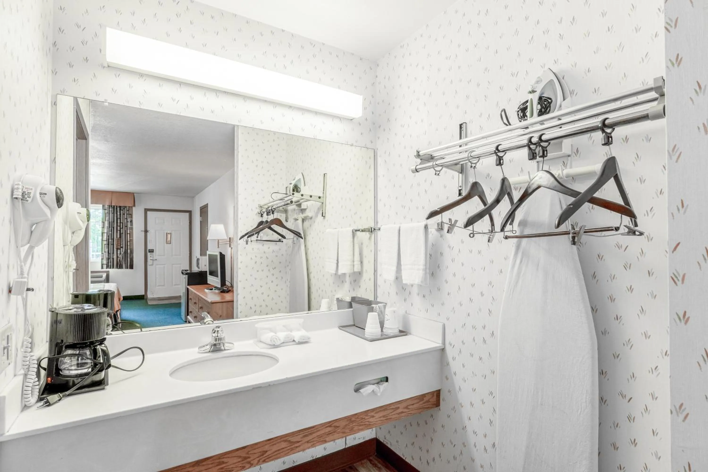 Bathroom in Hotel O Eureka Springs - Christ of Ozark Area