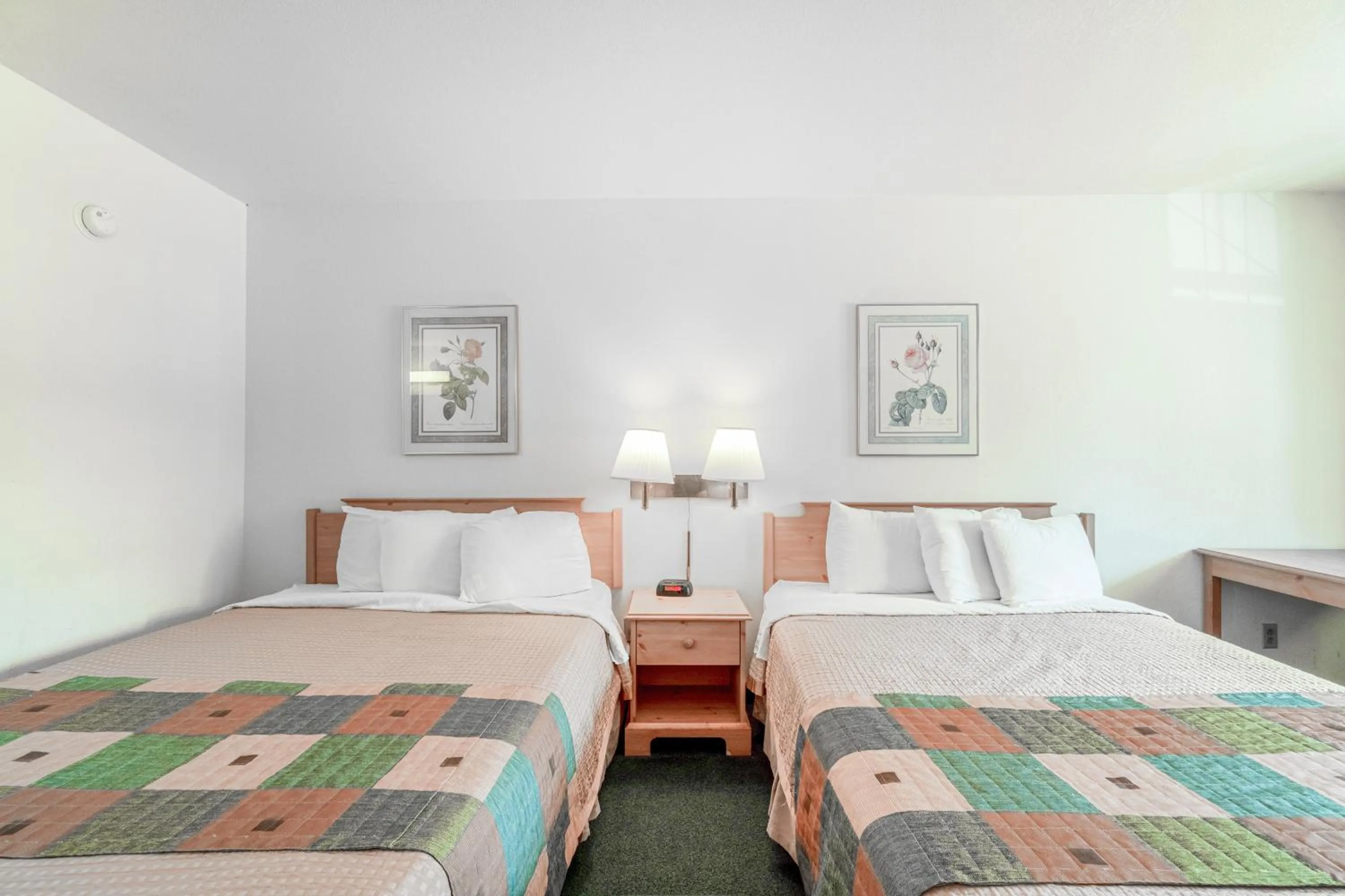 Bedroom, Bed in Hotel O Eureka Springs - Christ of Ozark Area