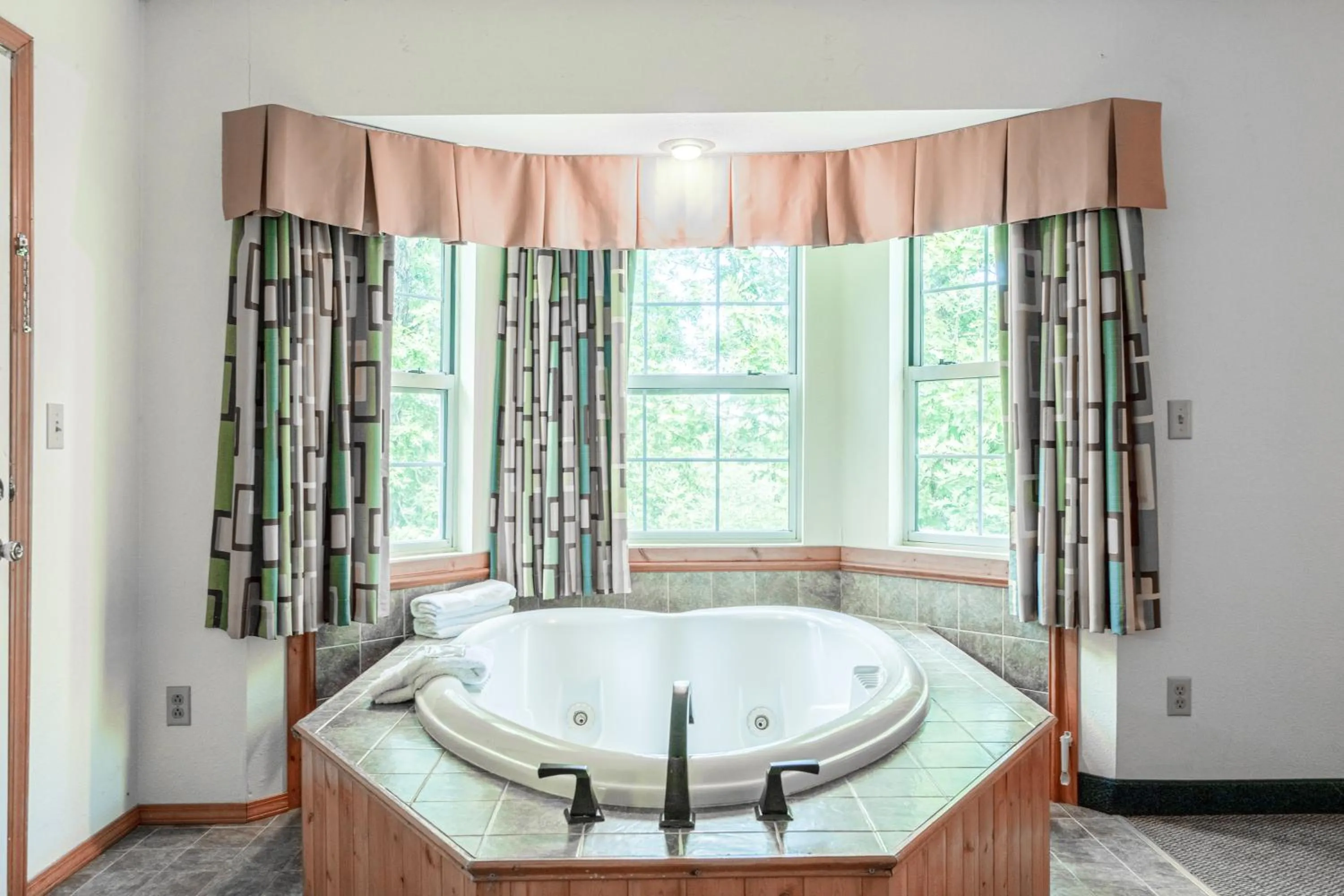 Hot Tub, Bed in Hotel O Eureka Springs - Christ of Ozark Area