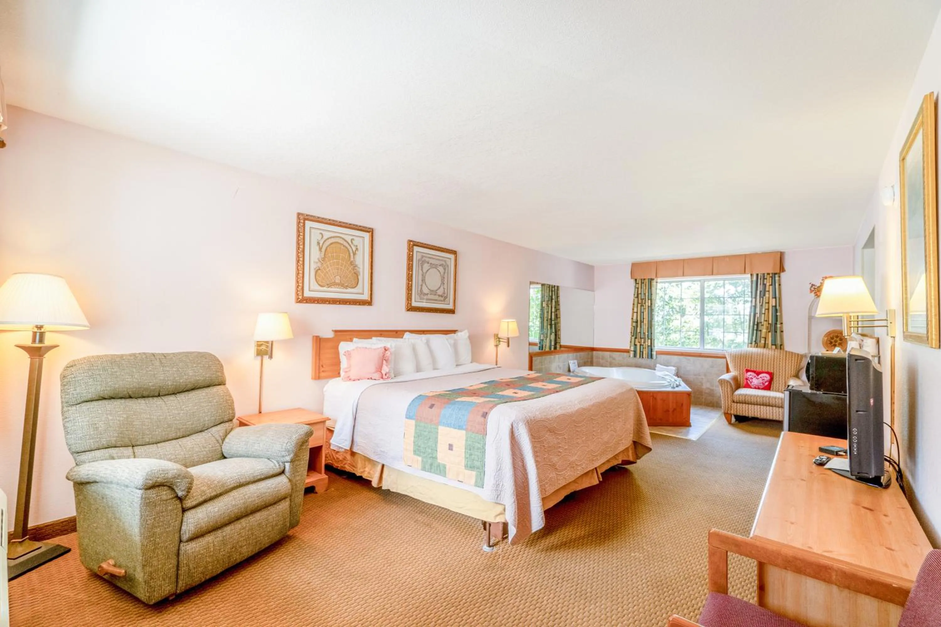 Bedroom, Bed in Hotel O Eureka Springs - Christ of Ozark Area