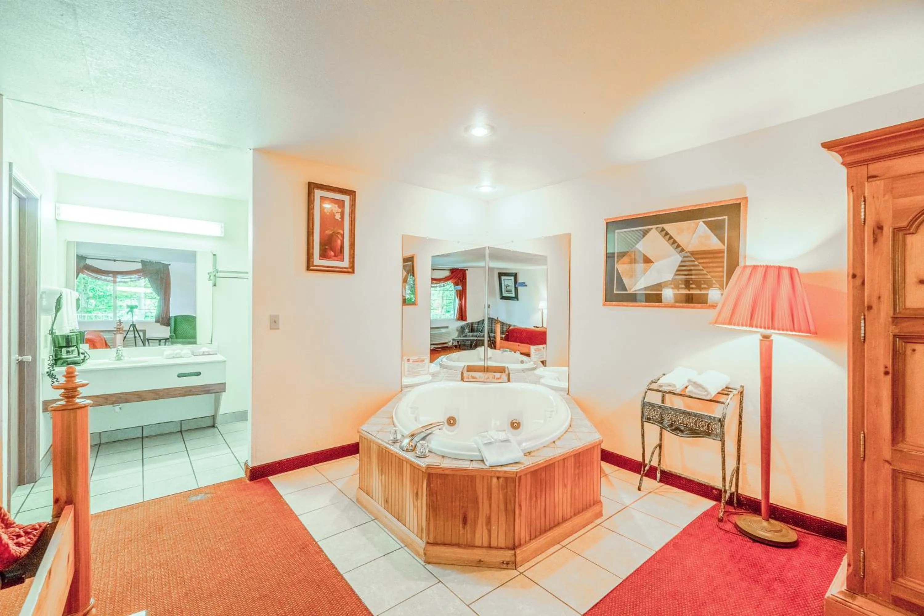 Hot Tub, Bed in Hotel O Eureka Springs - Christ of Ozark Area