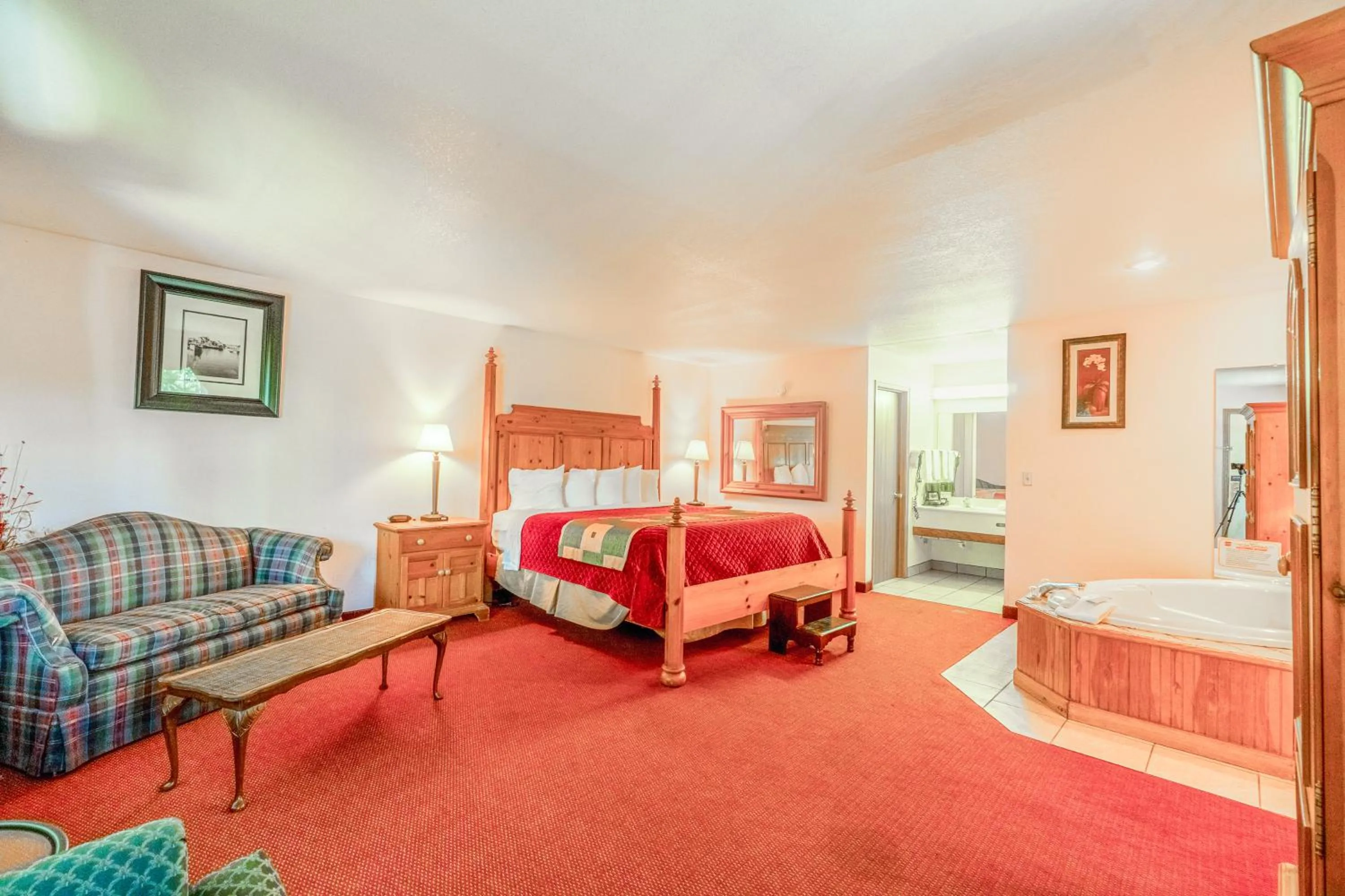 Bedroom, Bed in Hotel O Eureka Springs - Christ of Ozark Area