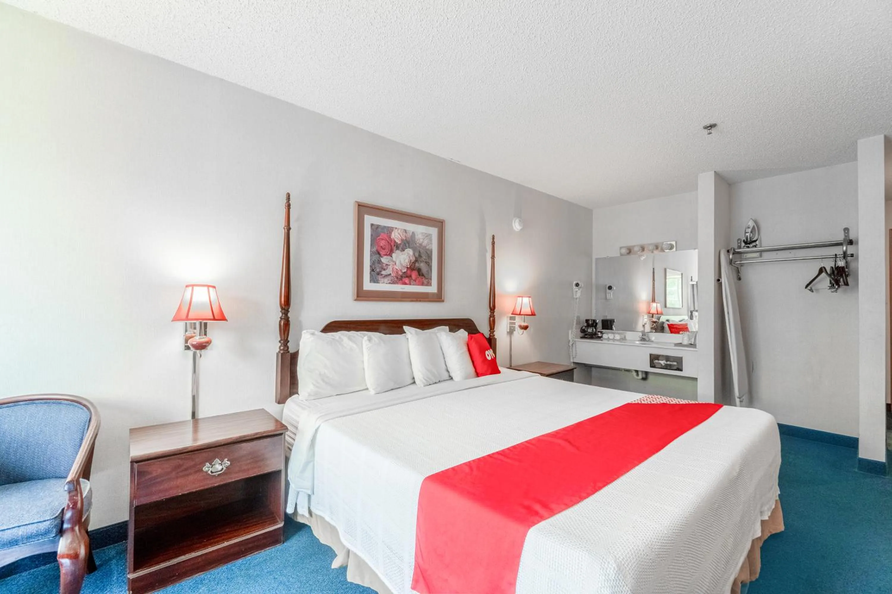 Bedroom, Bed in Hotel O Eureka Springs - Christ of Ozark Area