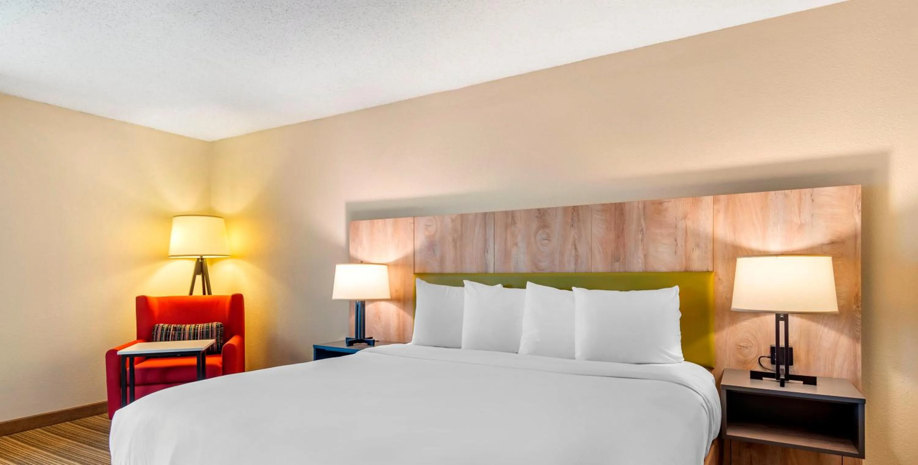 Bed in Country Inn & Suites by Radisson, Atlanta Galleria-Ballpark, GA