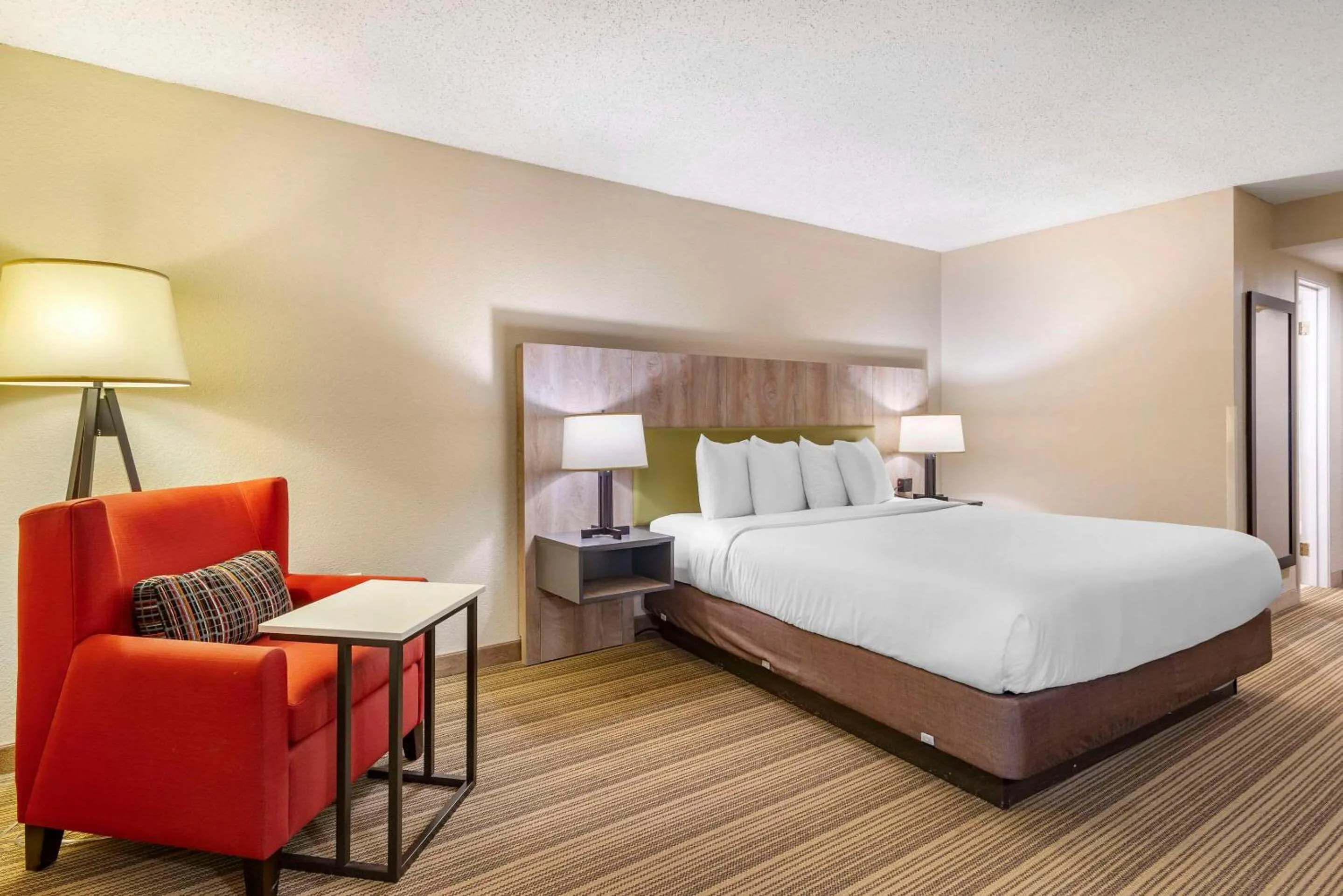 Bedroom, Bed in Country Inn & Suites by Radisson, Atlanta Galleria-Ballpark, GA