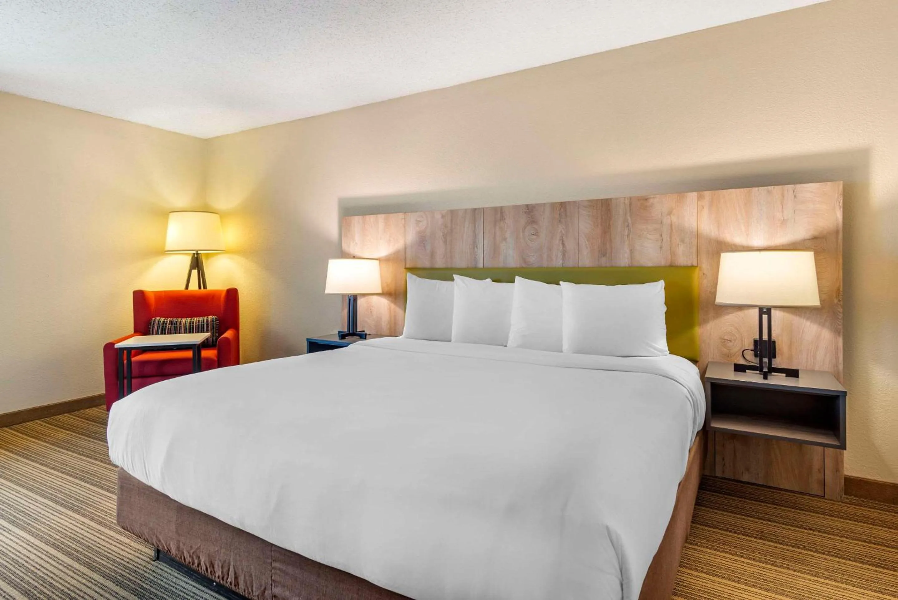 Bedroom, Bed in Country Inn & Suites by Radisson, Atlanta Galleria-Ballpark, GA