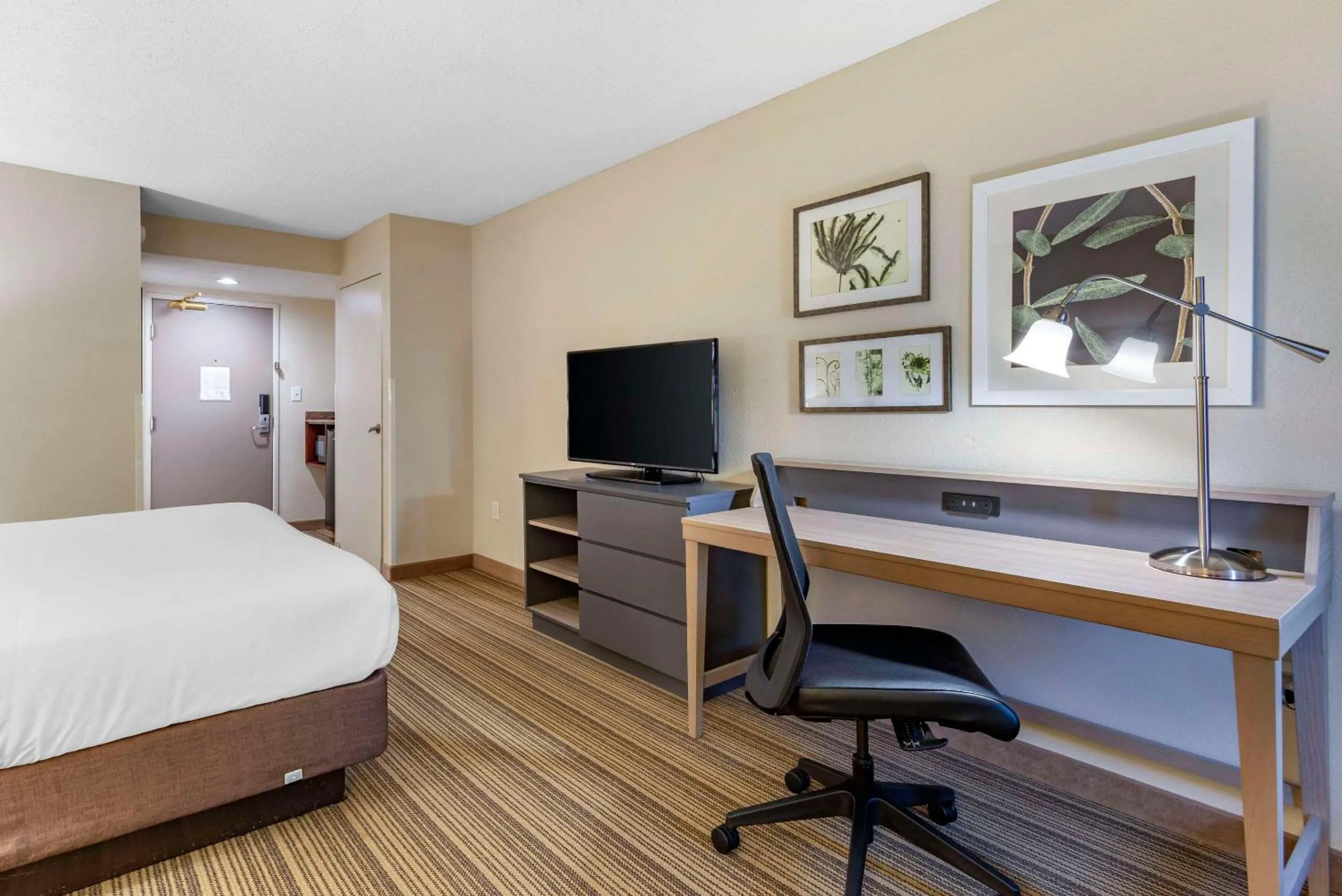 Bedroom, Bed in Country Inn & Suites by Radisson, Atlanta Galleria-Ballpark, GA