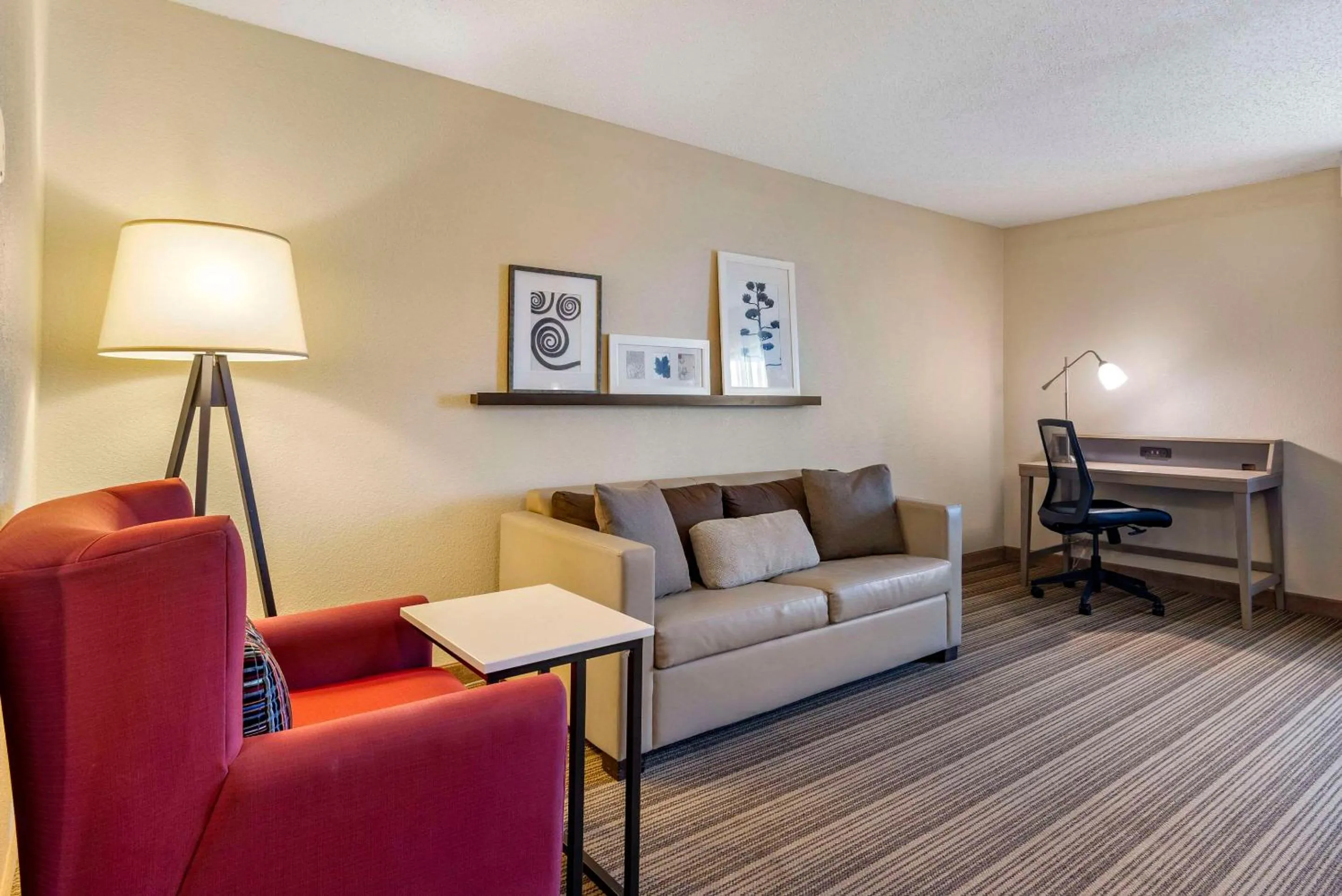 Bedroom in Country Inn & Suites by Radisson, Atlanta Galleria-Ballpark, GA
