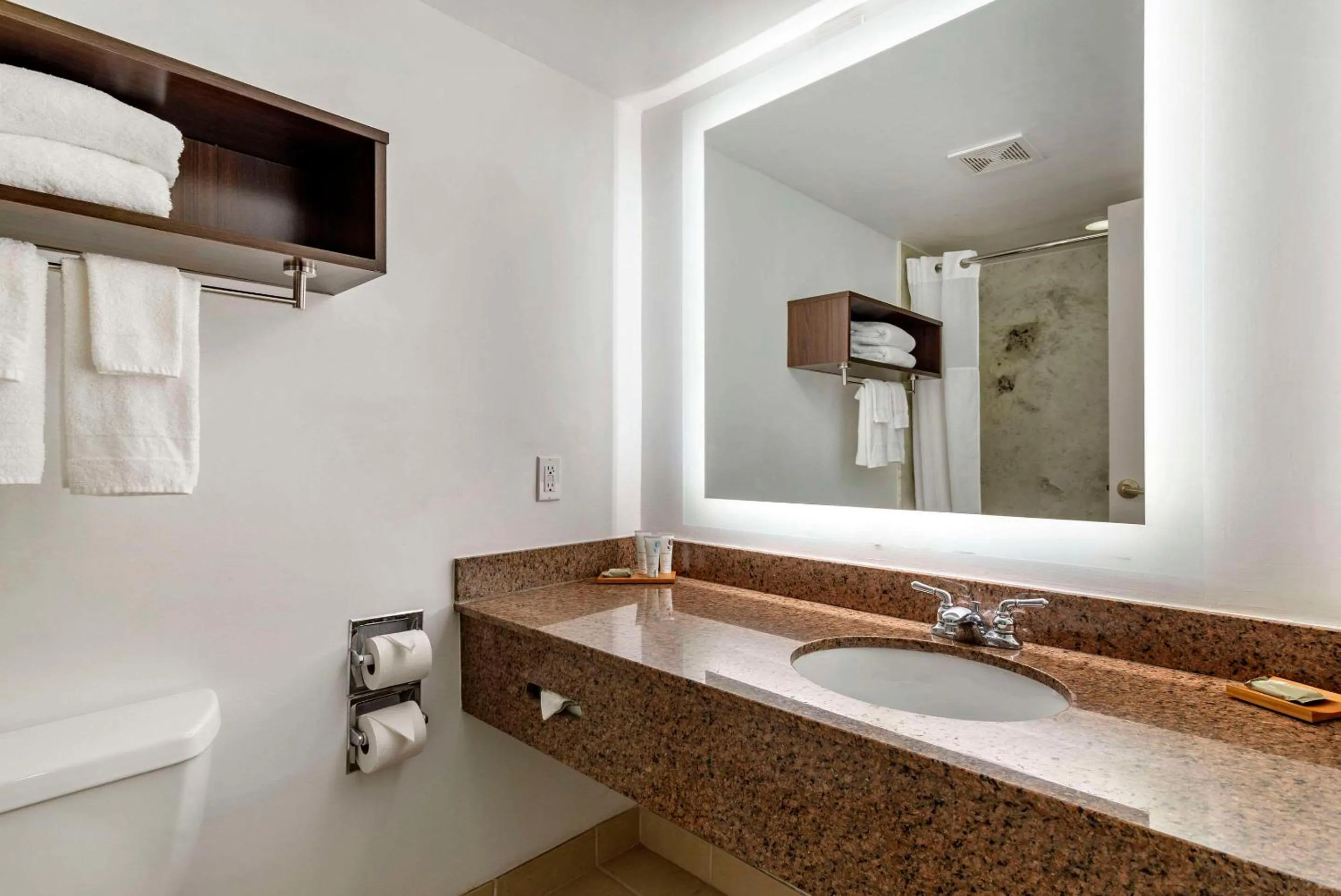 Bedroom in Country Inn & Suites by Radisson, Atlanta Galleria-Ballpark, GA