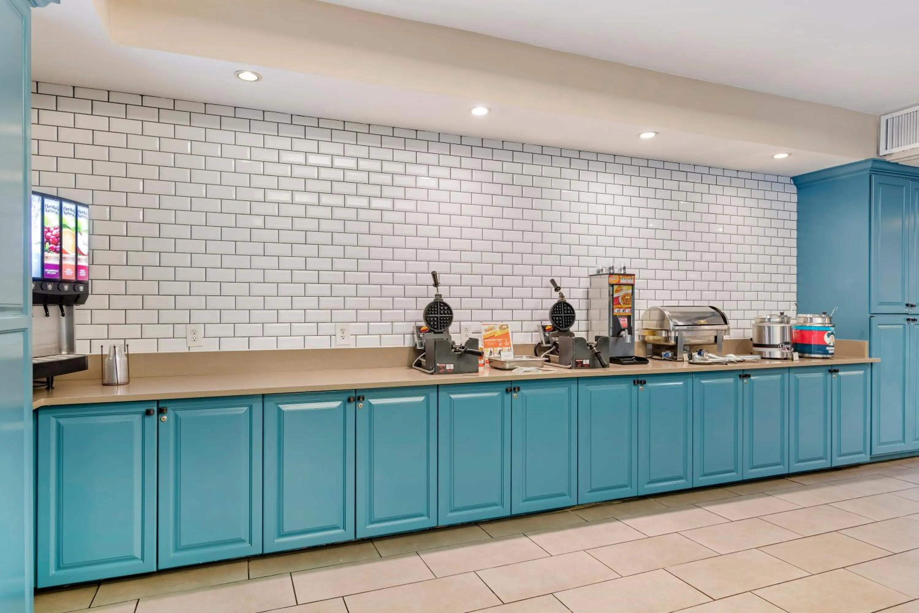 Buffet breakfast in Country Inn & Suites by Radisson, Atlanta Galleria-Ballpark, GA