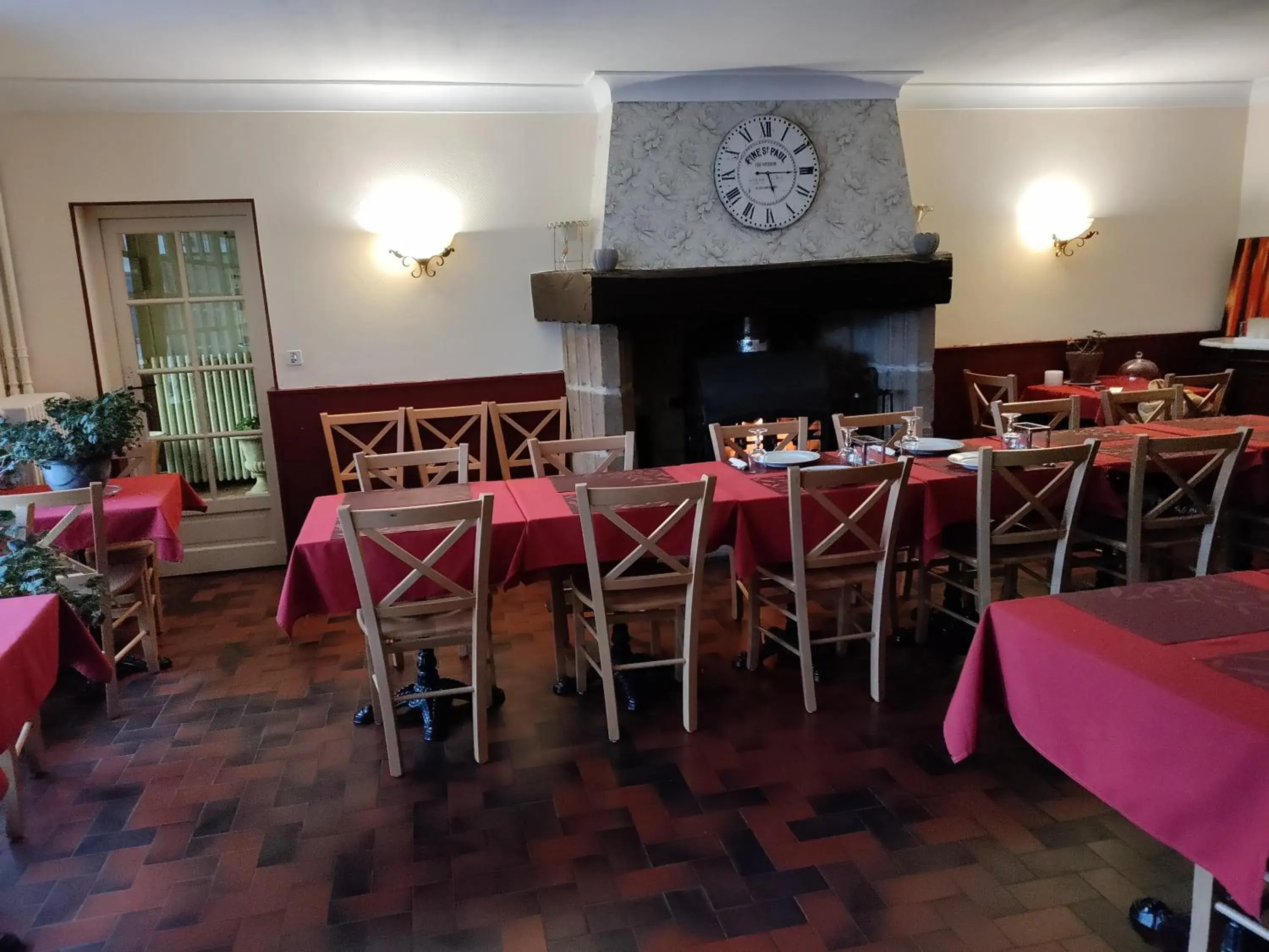 Restaurant/places to eat in Hotel - Bistro - Bar - PMU Le Bellerive Restaurant/places to eat in Hotel - Bistro - Bar - PMU Le Bellerive