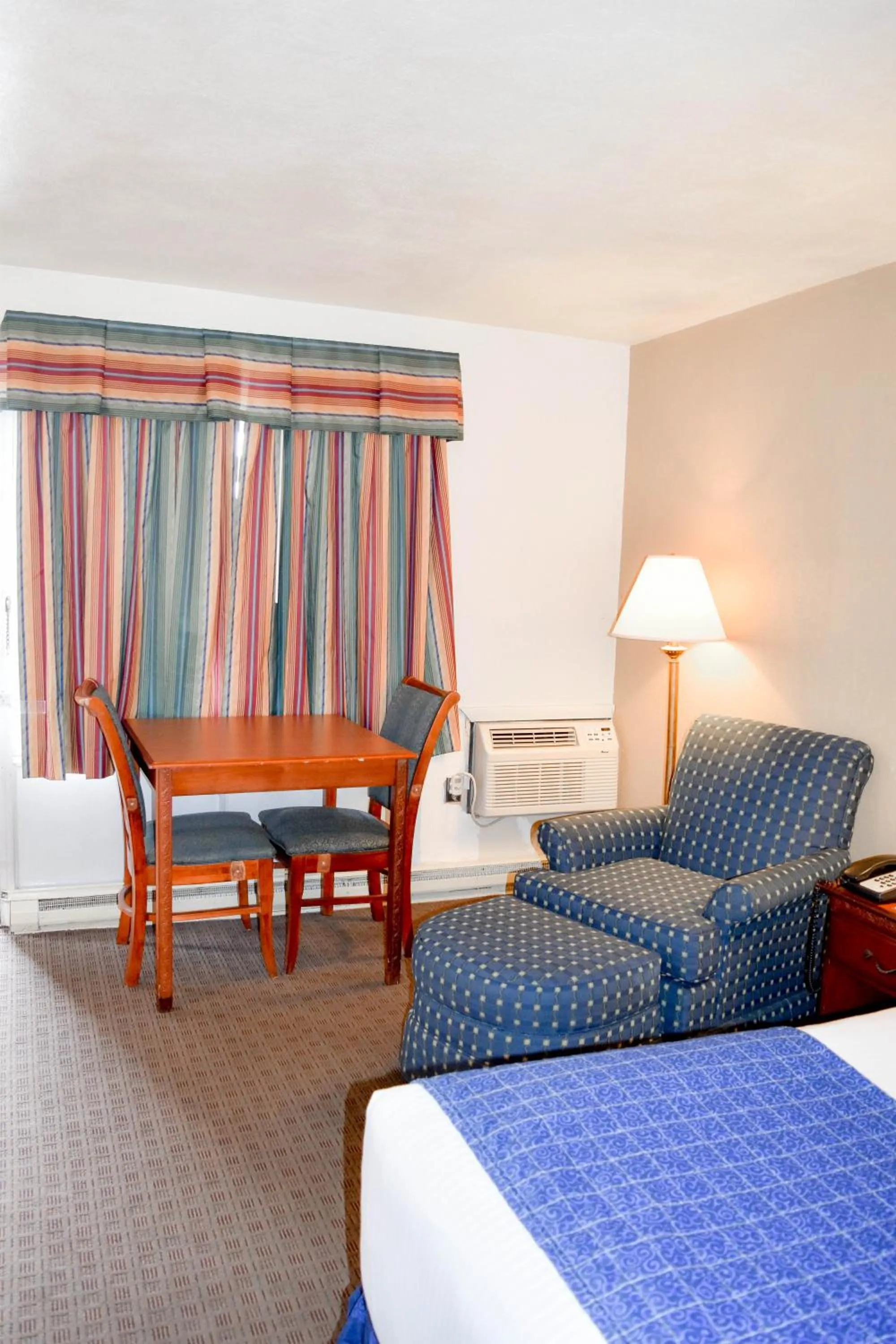 Bed in Attleboro Motor Inn