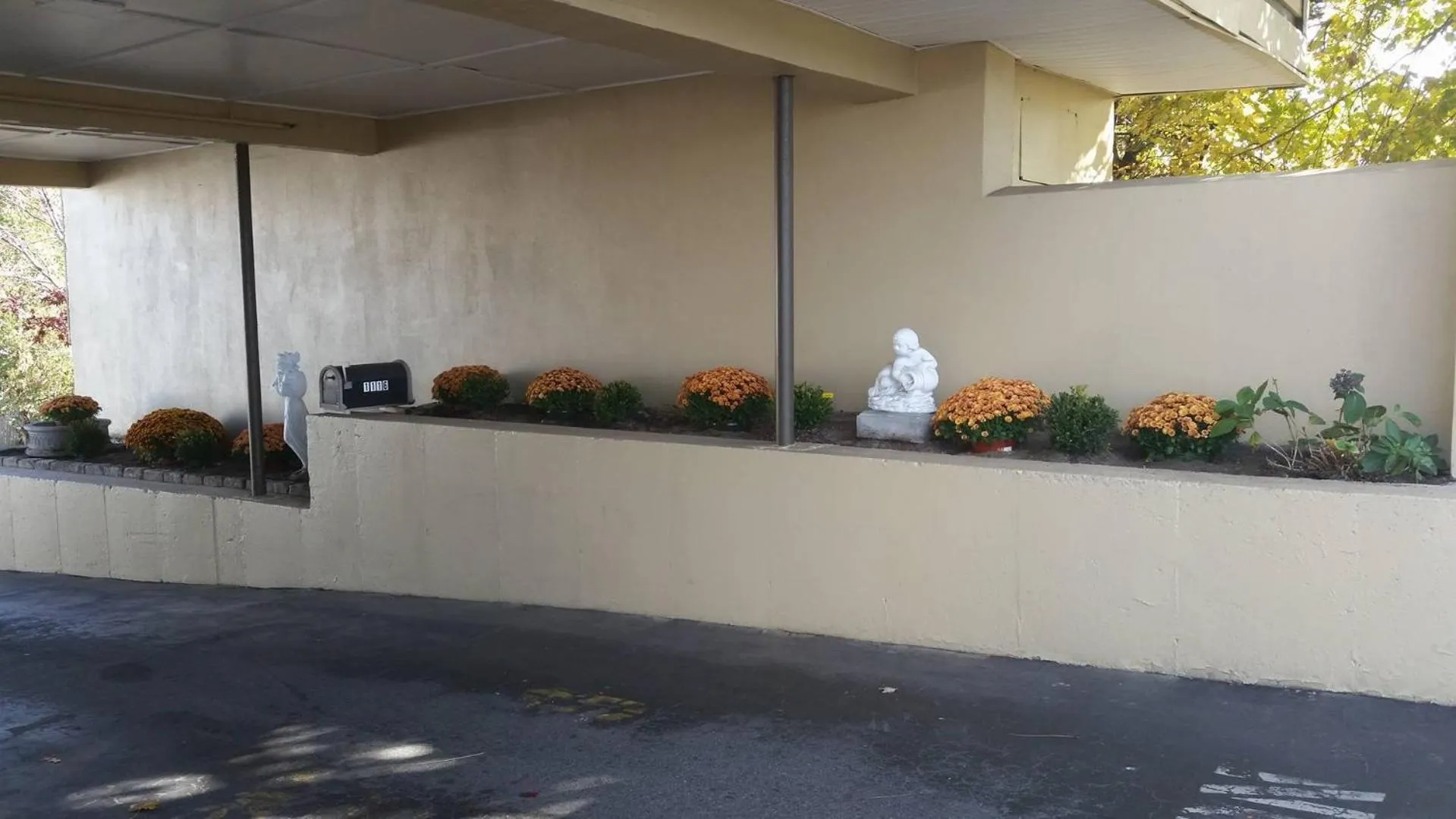 Decorative detail in Attleboro Motor Inn