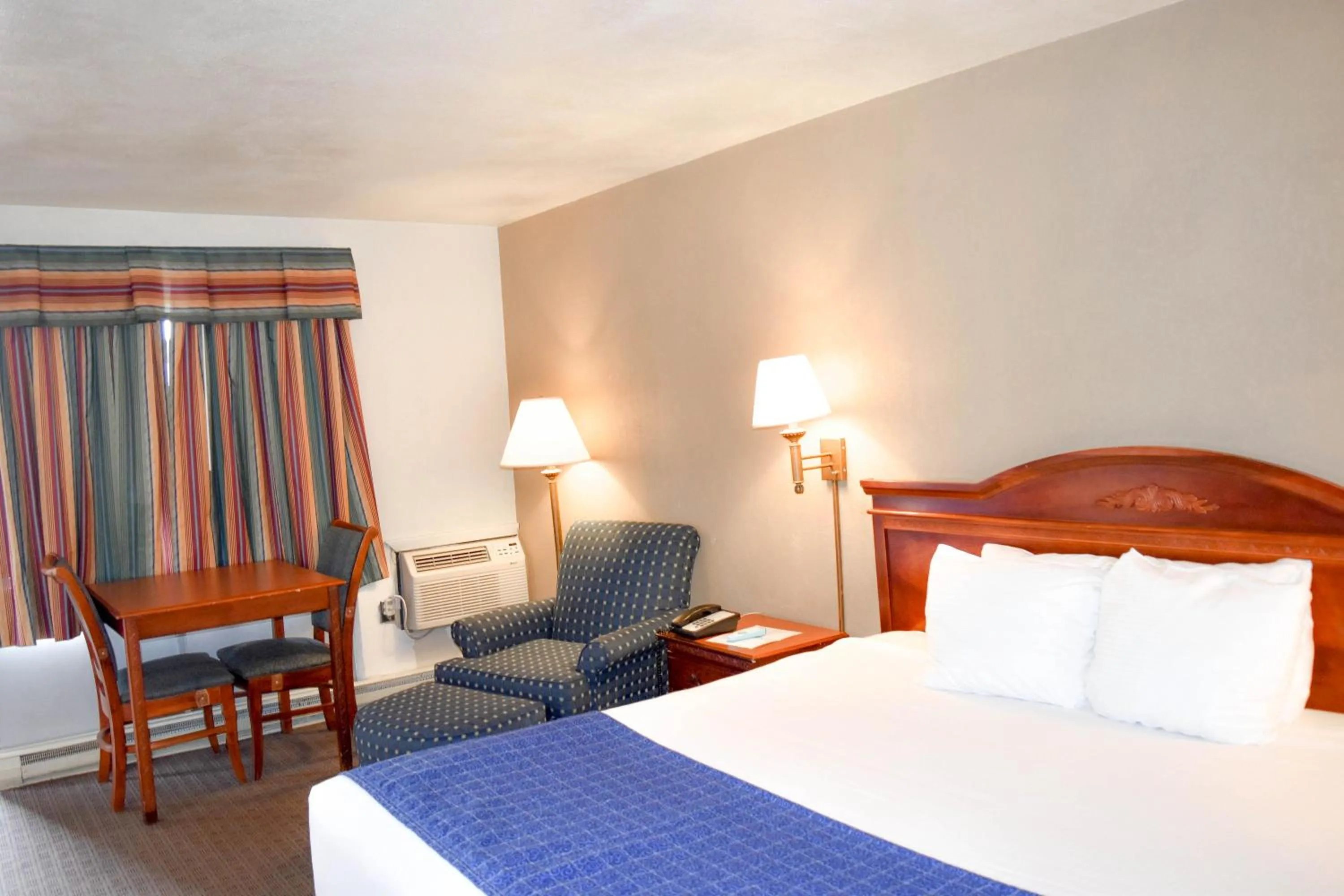 Bed in Attleboro Motor Inn