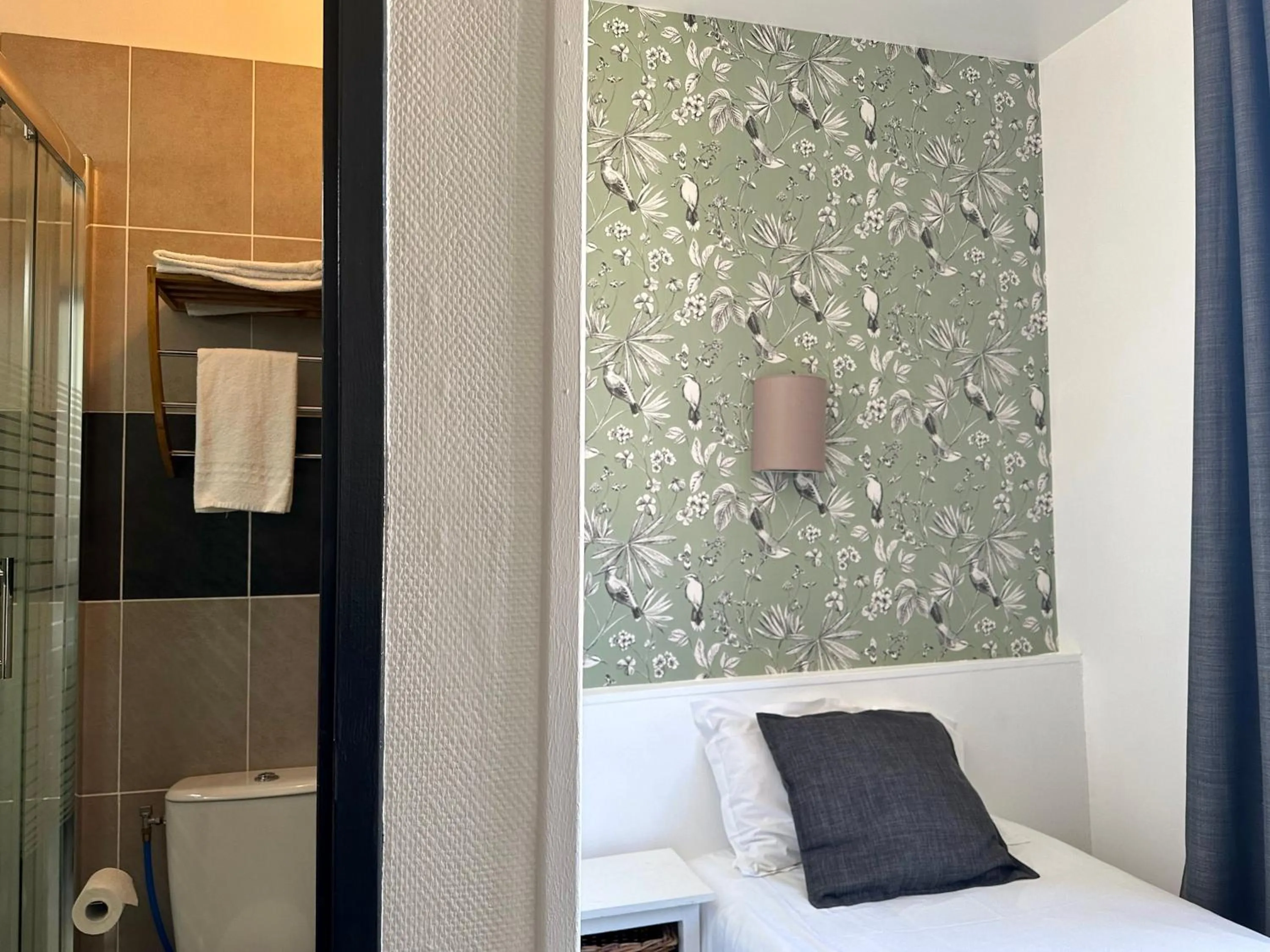 Shower, Bed in Hôtel Parc Mazon-Biarritz