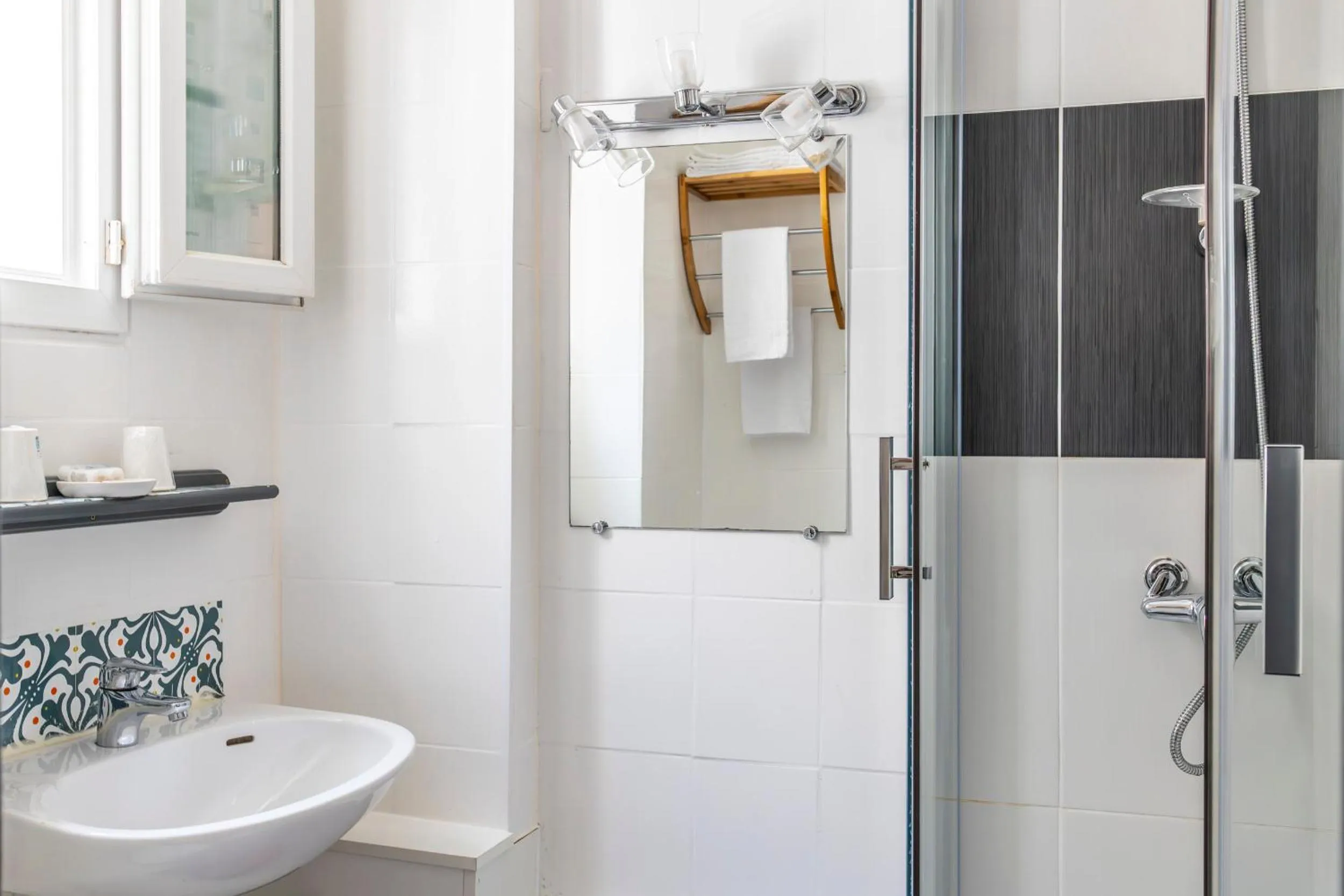 Shower in Hôtel Parc Mazon-Biarritz