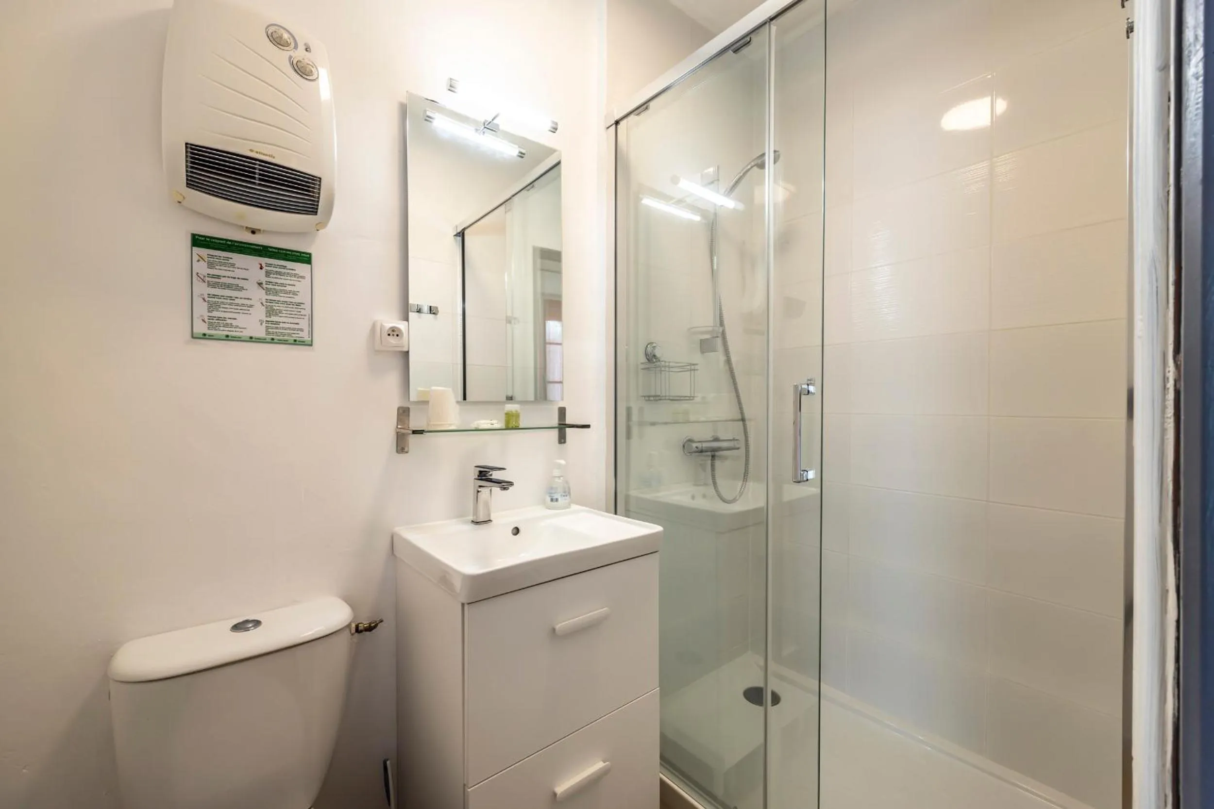 Shower in Hôtel Parc Mazon-Biarritz