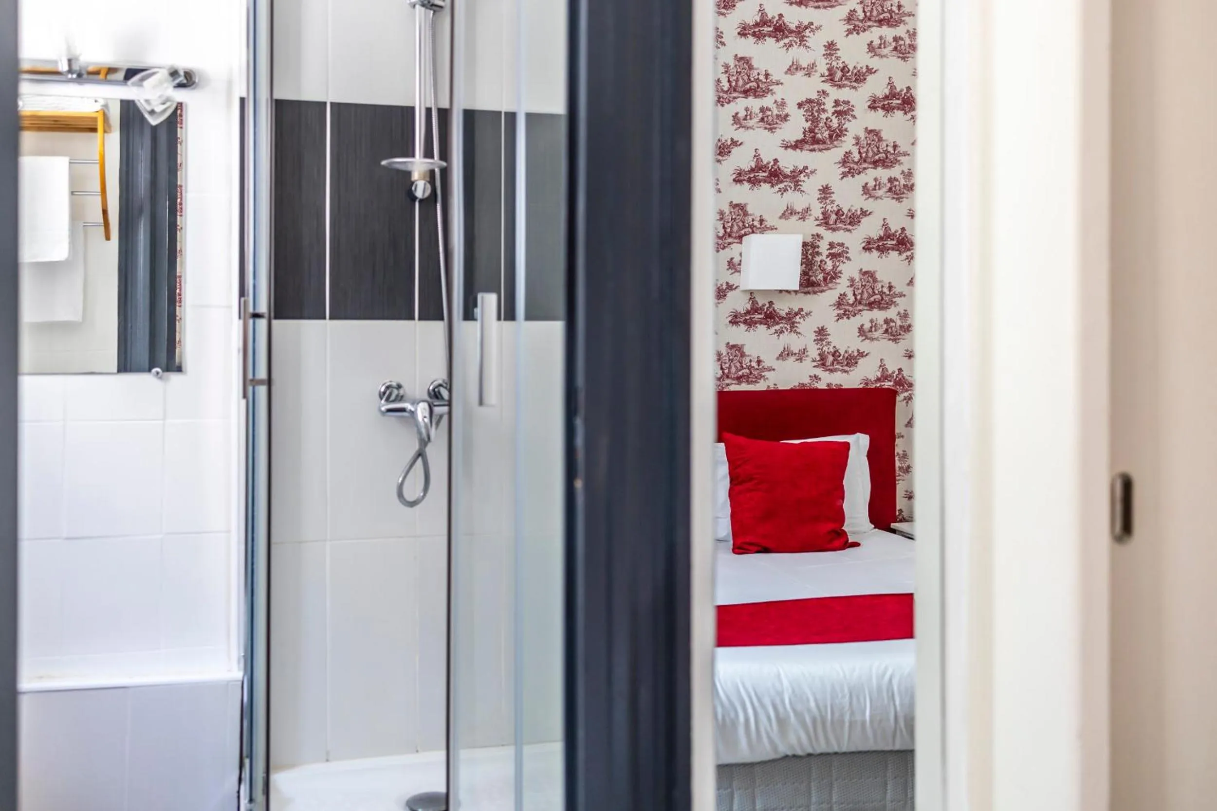 Shower, Bed in Hôtel Parc Mazon-Biarritz