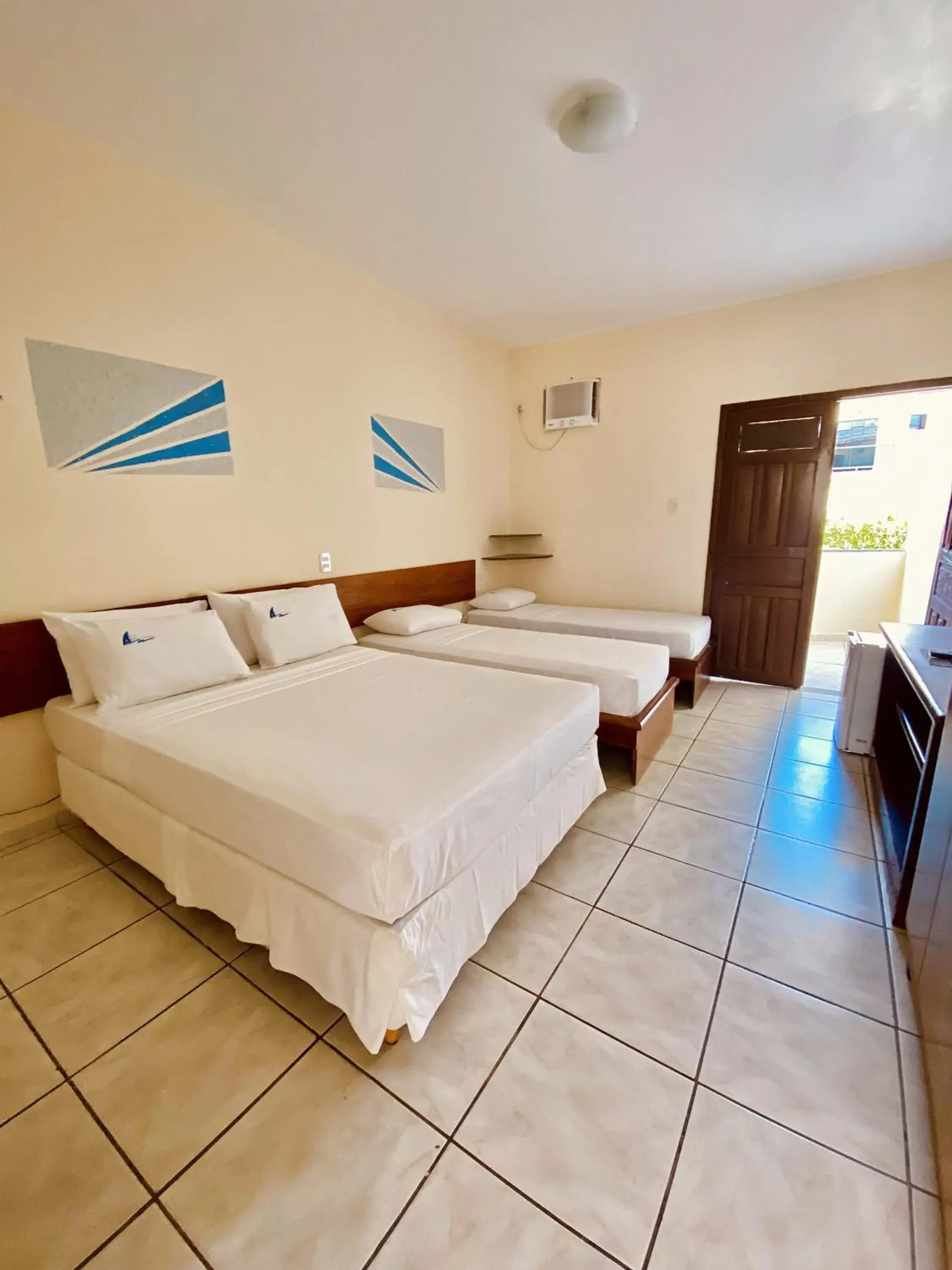 Economy Quadruple Room in Hotel Porto das Ancoras Economy Quadruple Room in Hotel Porto das Ancoras