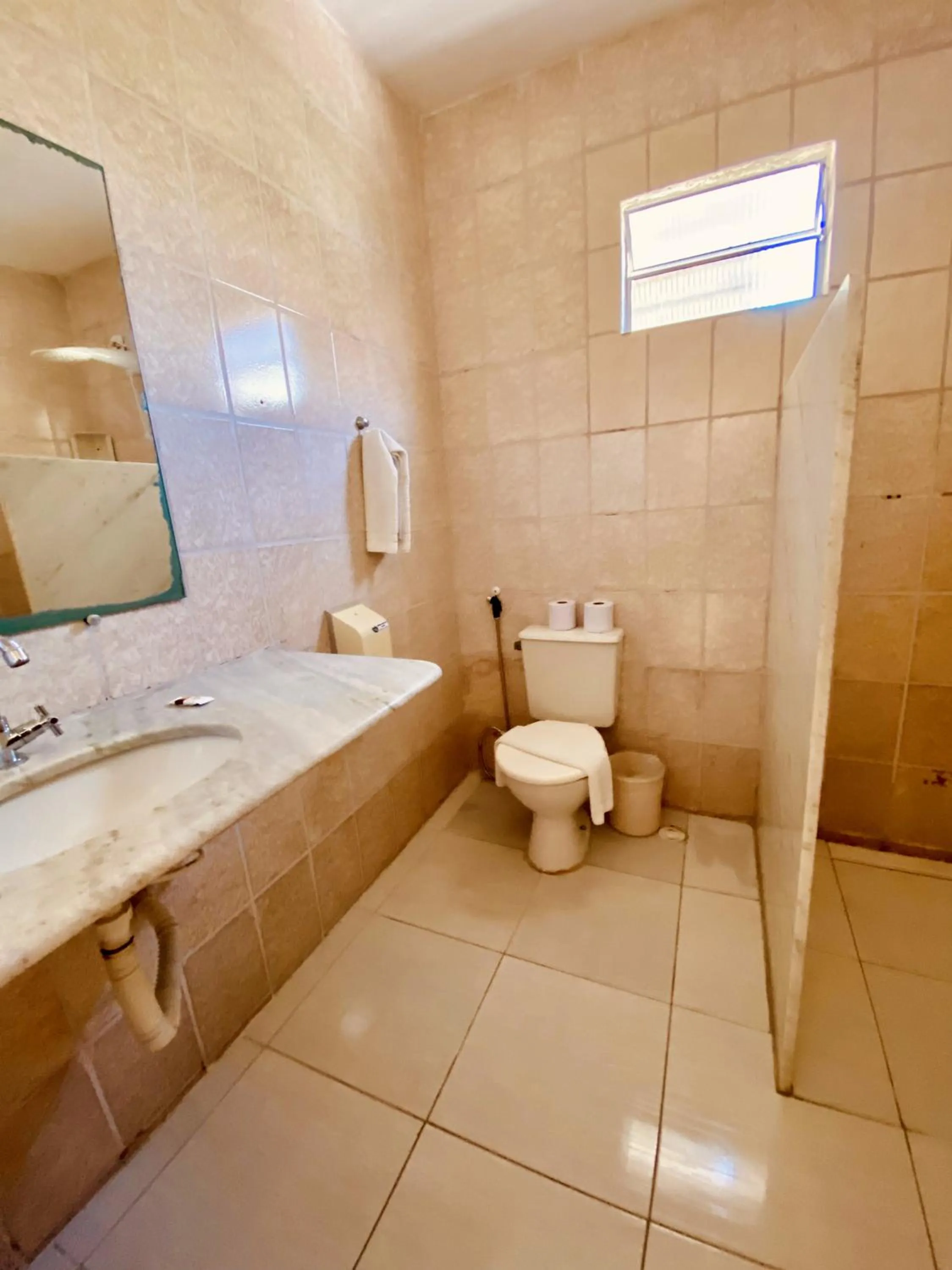 Shower in Hotel Porto das Ancoras