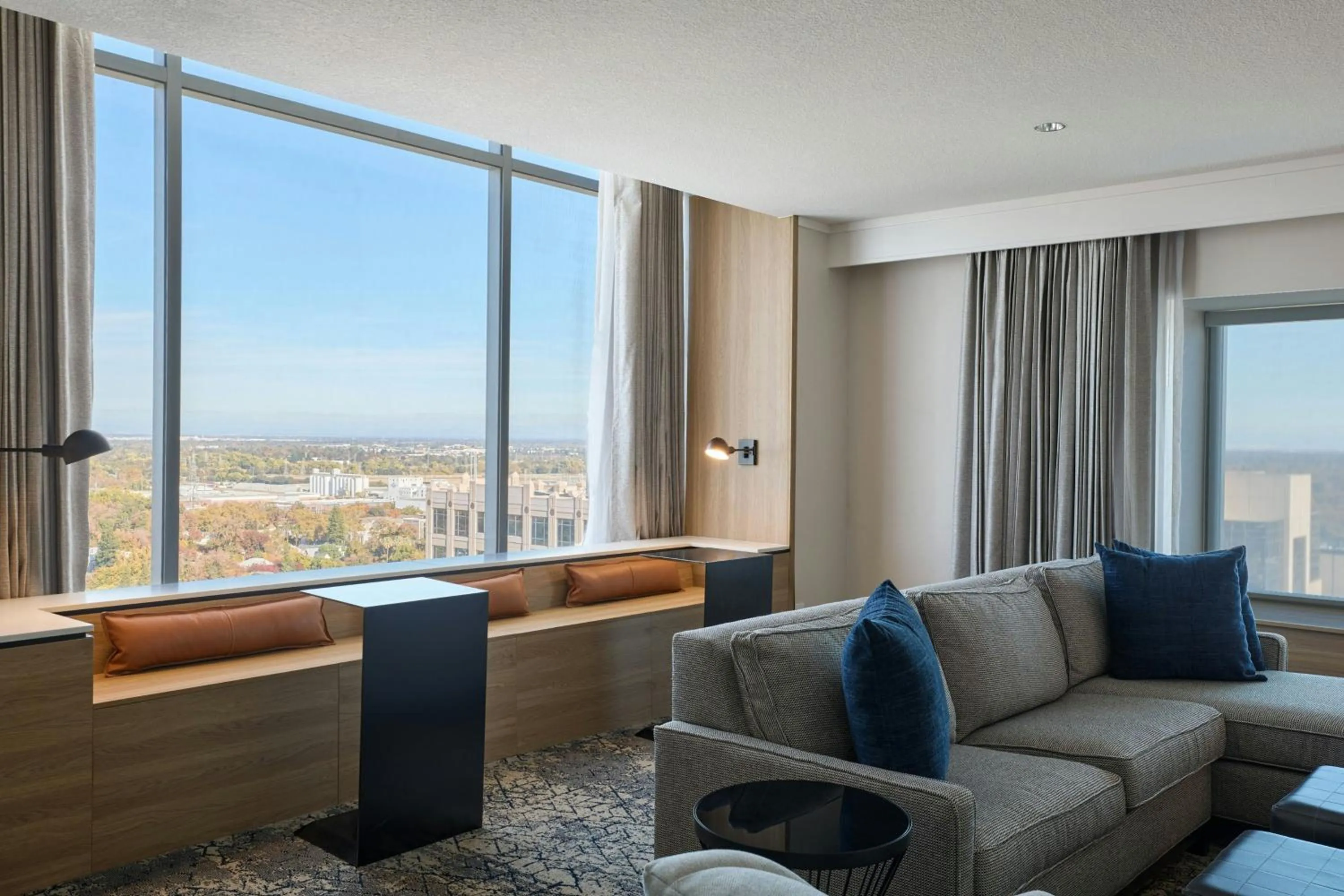 Lounge or bar in Sheraton Grand Sacramento