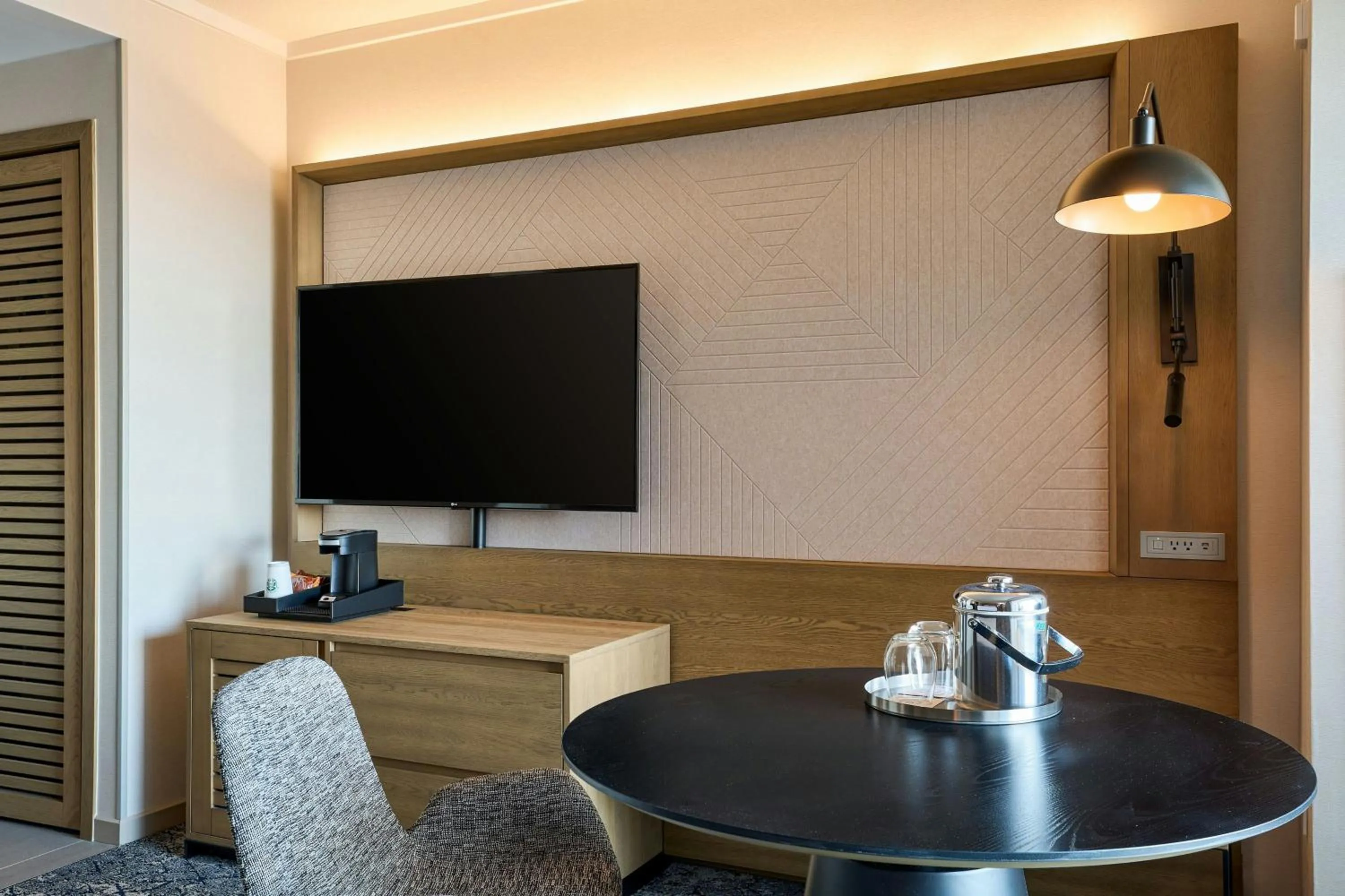 Photo of the whole room in Sheraton Grand Sacramento