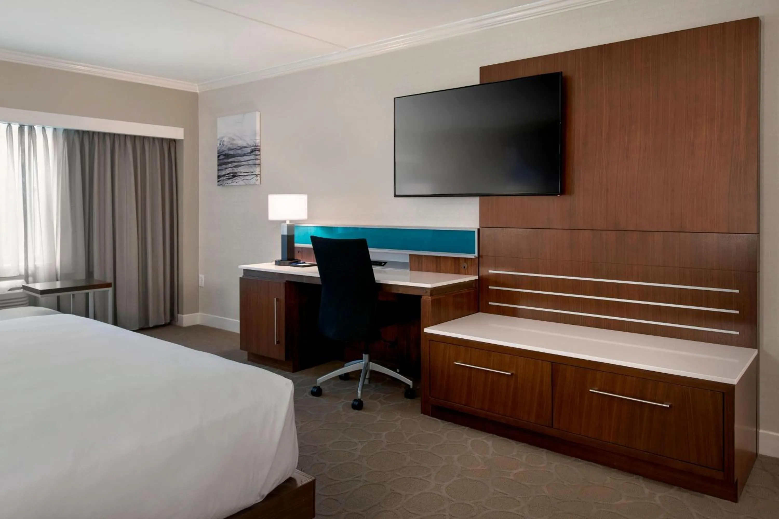 Photo of the whole room, Bed in Delta Hotels by Marriott Basking Ridge