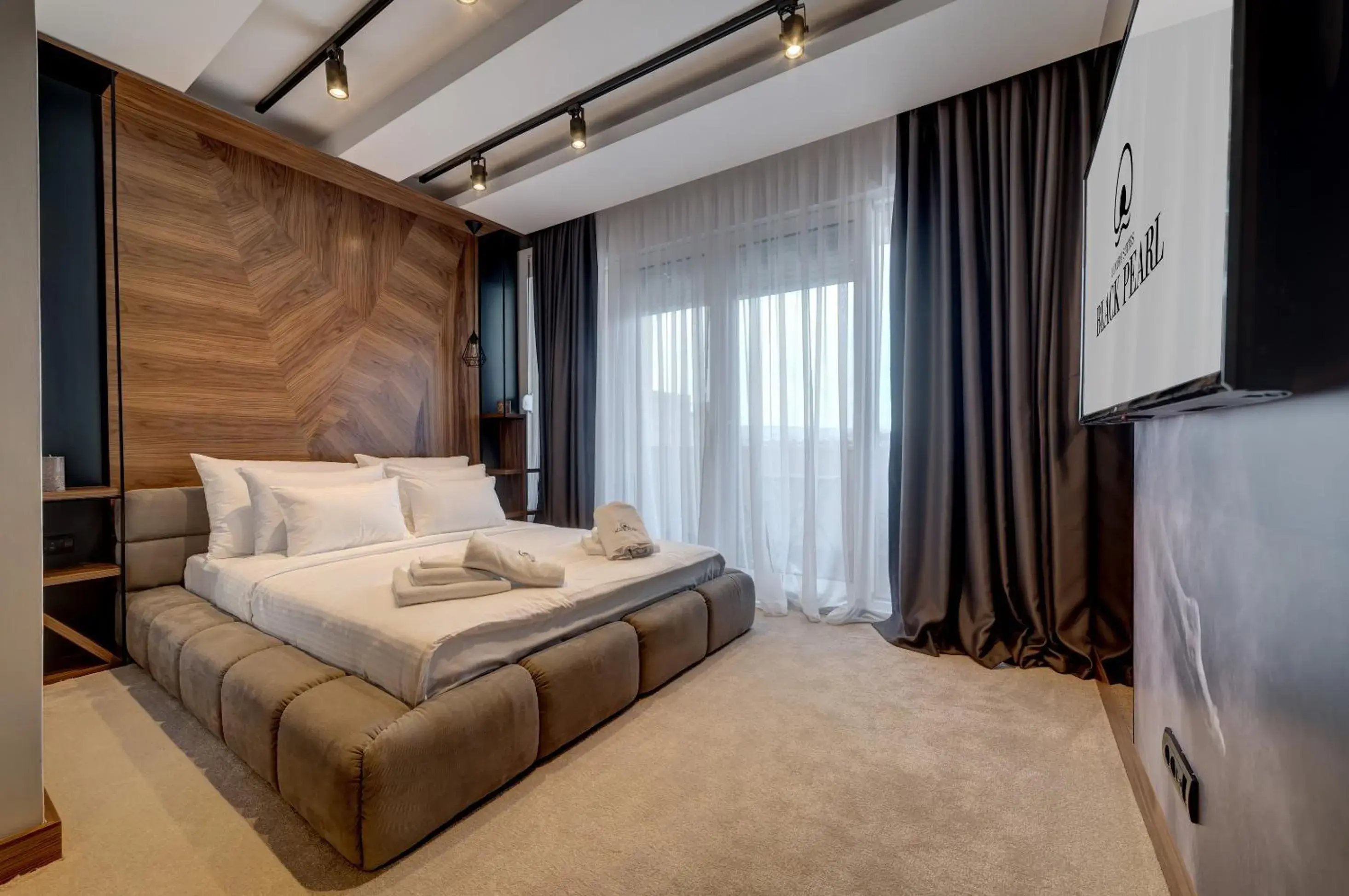 Bed in Black Pearl Luxury Suites Bed in Black Pearl Luxury Suites