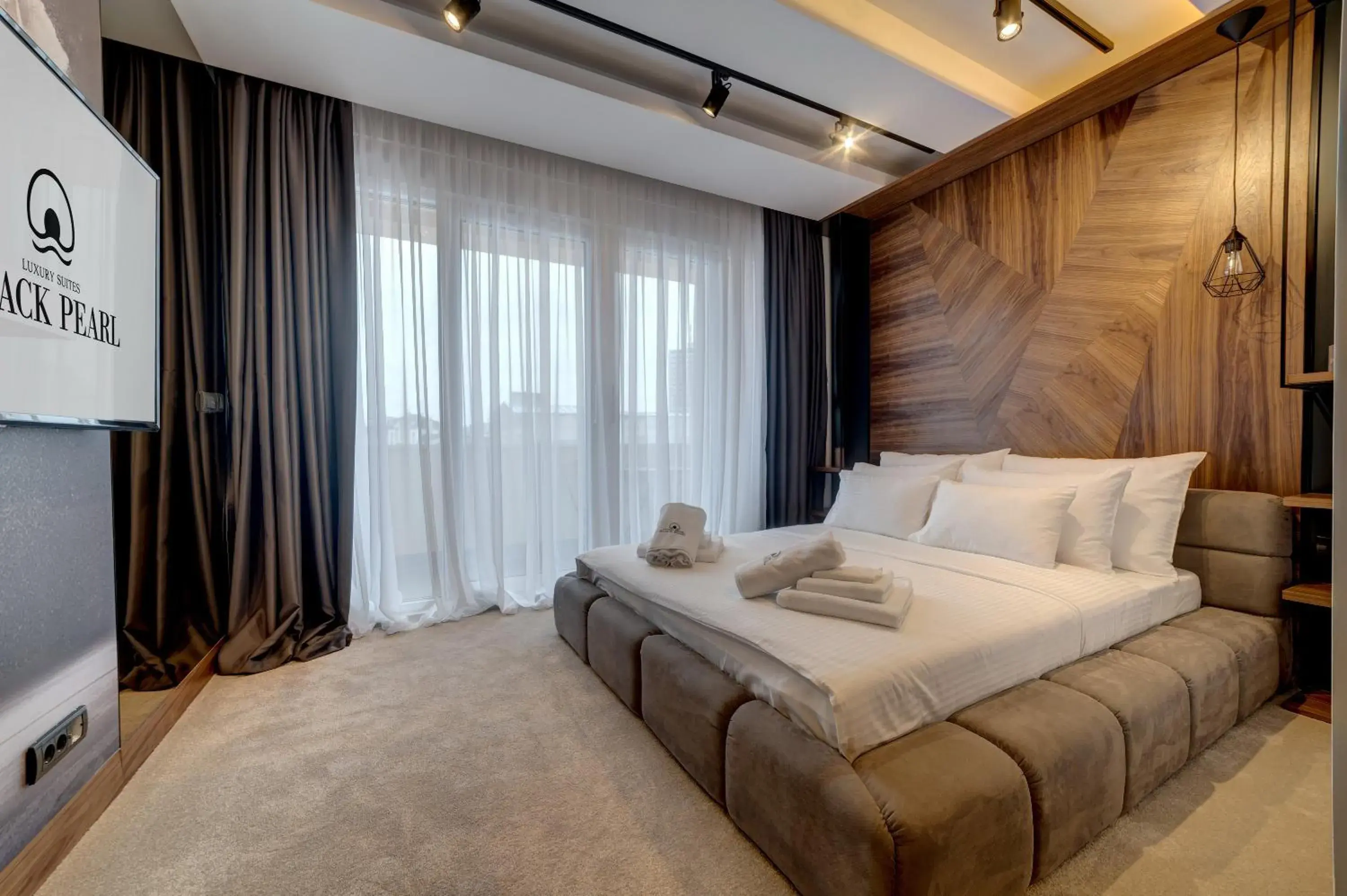 Bed in Black Pearl Luxury Suites Bed in Black Pearl Luxury Suites