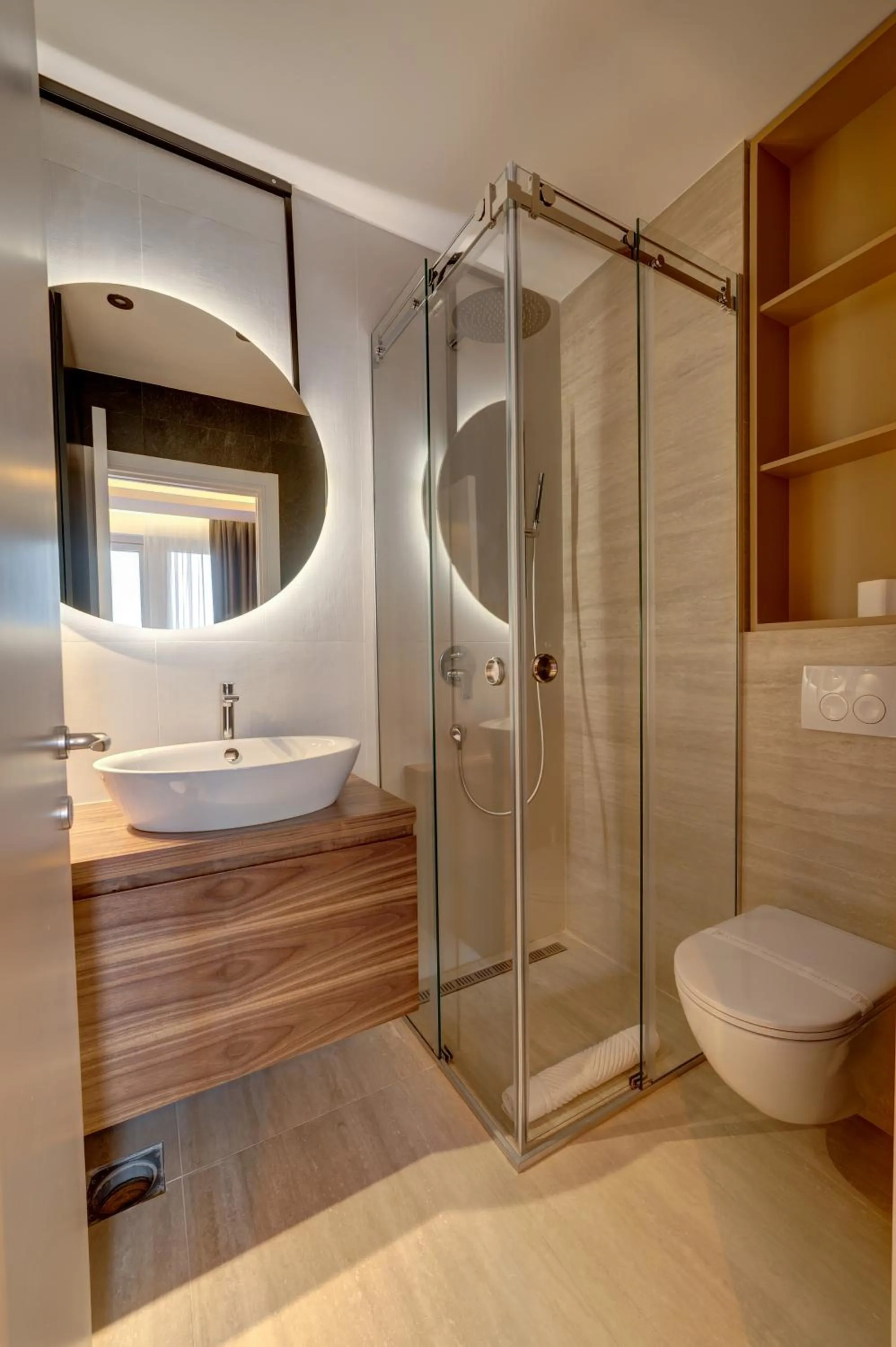 Shower in Black Pearl Luxury Suites