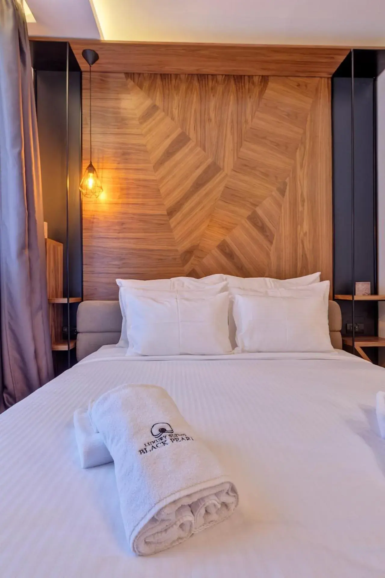 Bed in Black Pearl Luxury Suites Bed in Black Pearl Luxury Suites