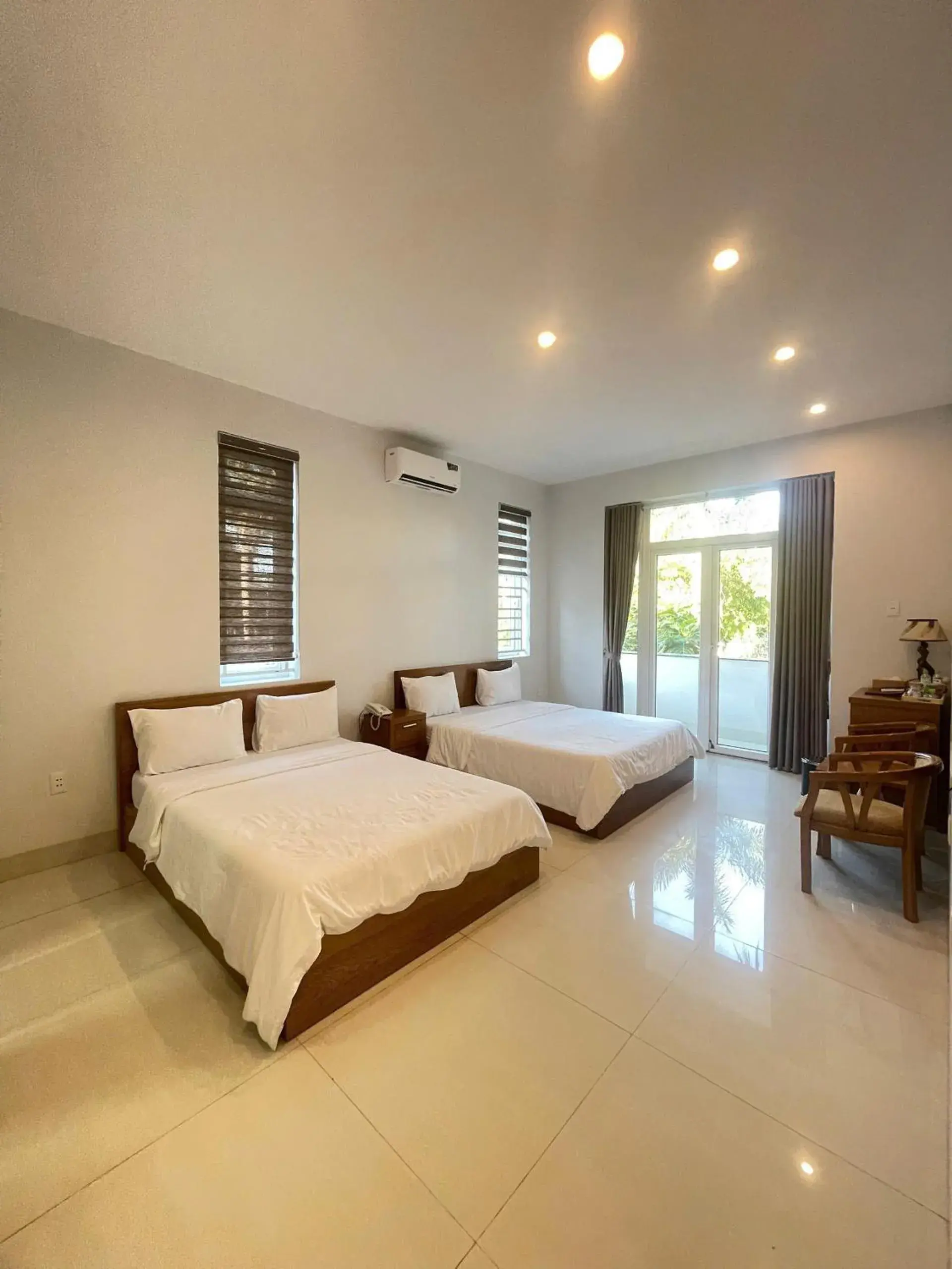 Deluxe Double or Twin Room with Spa Bath in Tuyet Suong Villa Hotel Deluxe Double or Twin Room with Spa Bath in Tuyet Suong Villa Hotel
