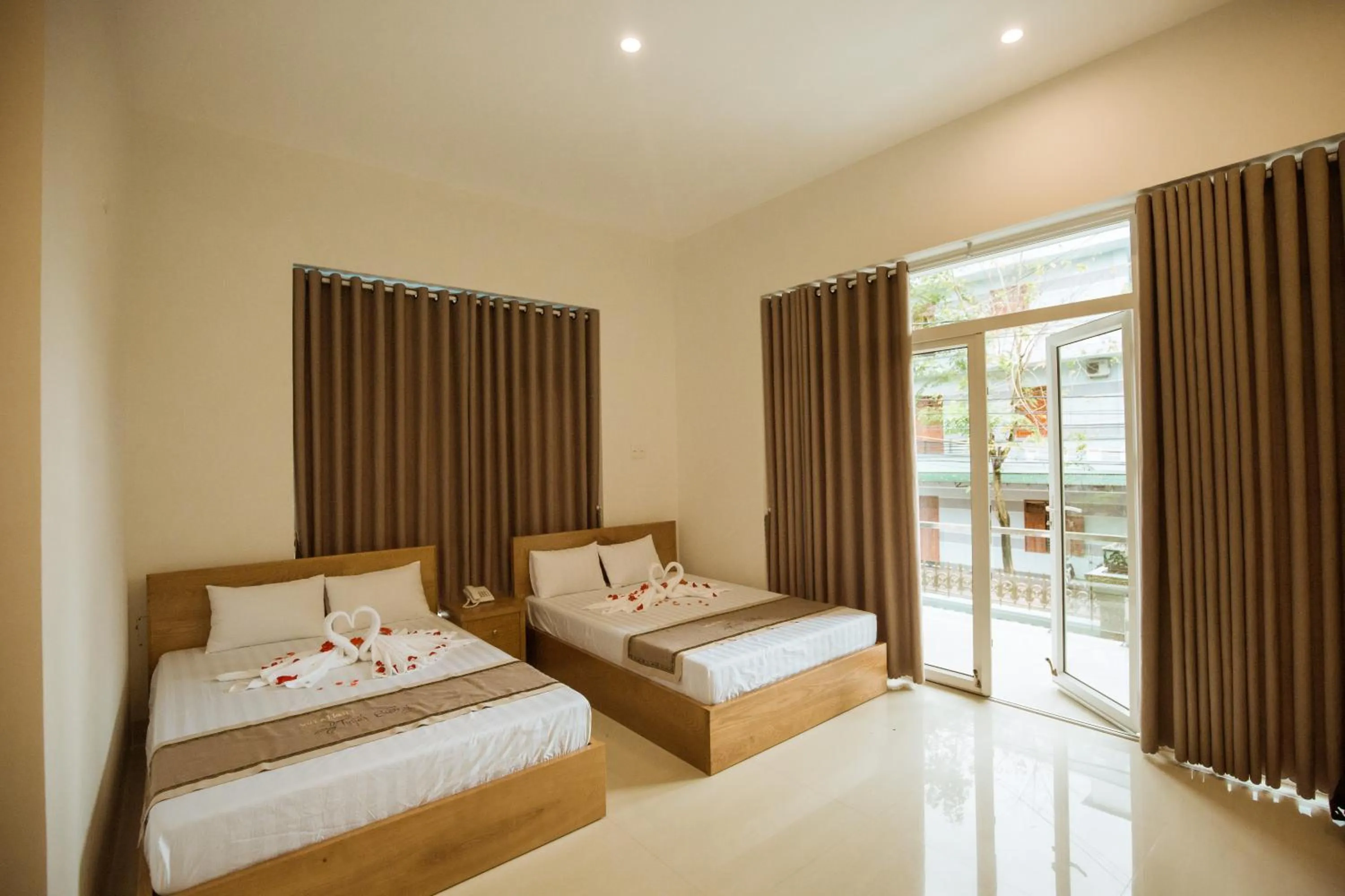 Photo of the whole room, Bed in Tuyet Suong Villa Hotel